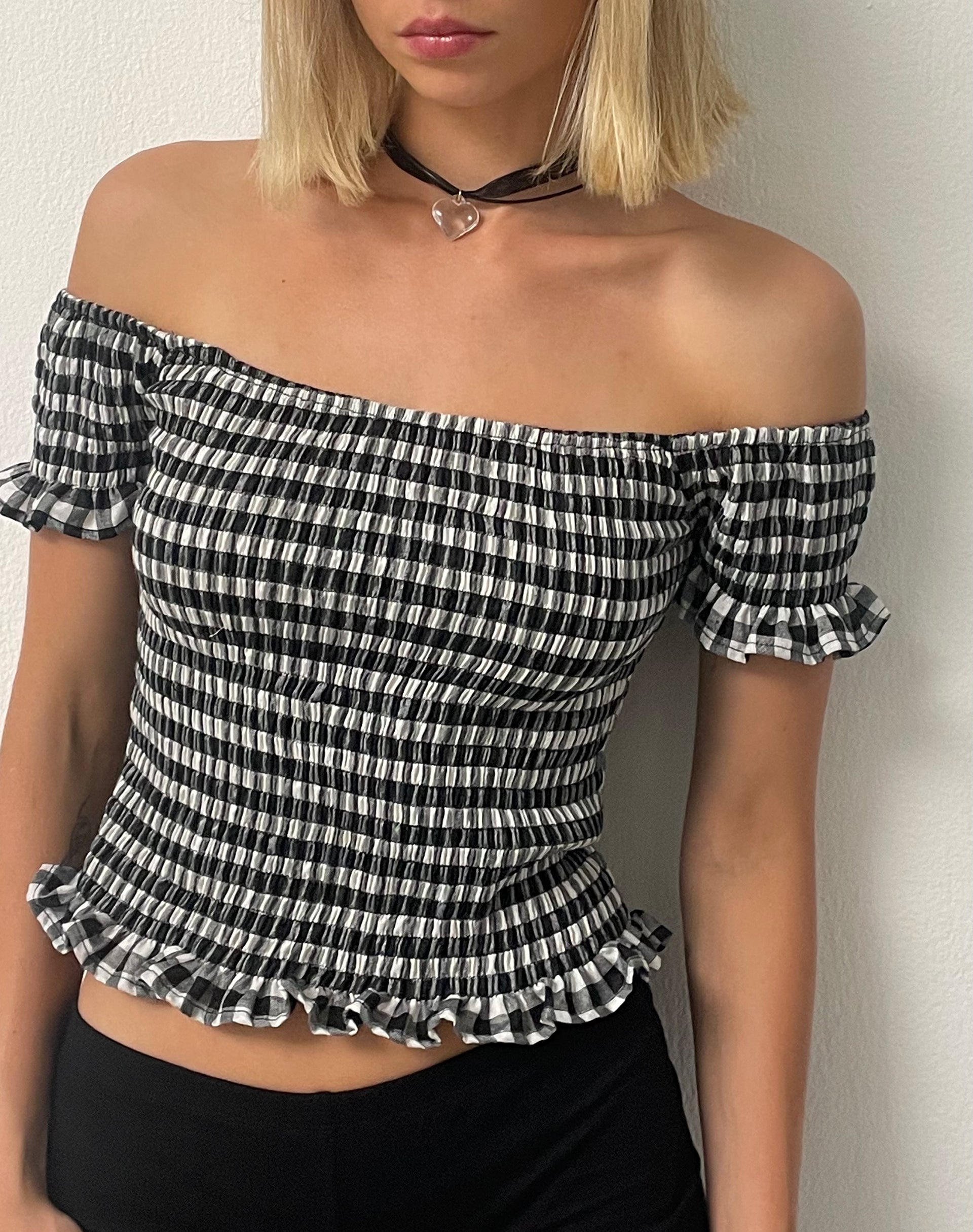 Immagine di Neema Top Bardot arricciato in Mini Gingham Bianco e Nero