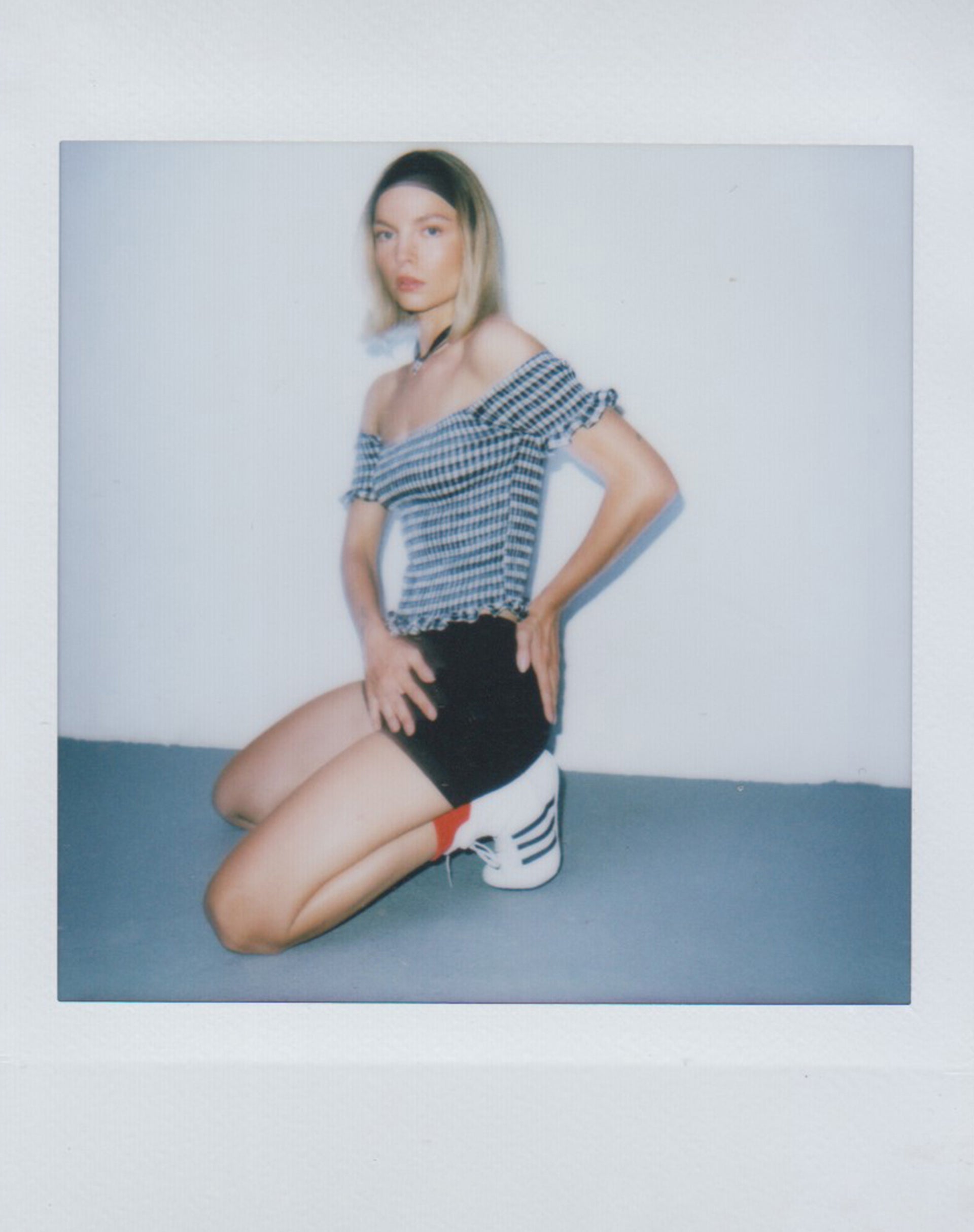 Immagine di Neema Top Bardot arricciato in Mini Gingham Bianco e Nero
