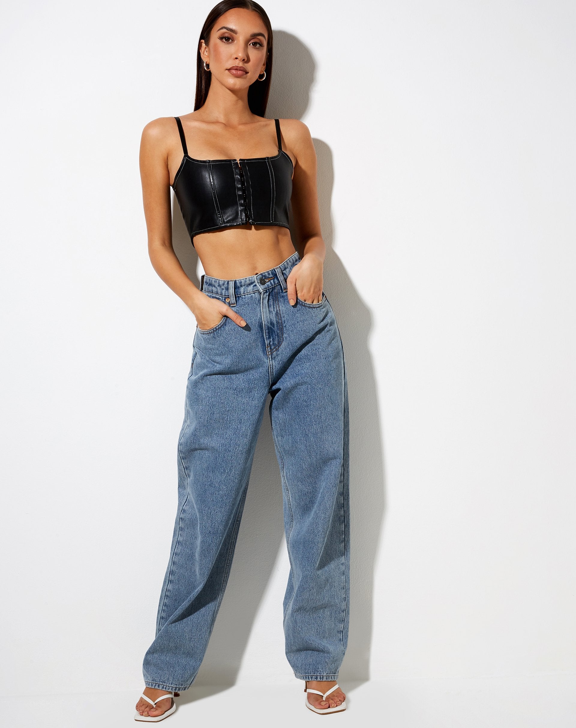 Immagine di Nindy Crop Top in PU nero con punto bianco