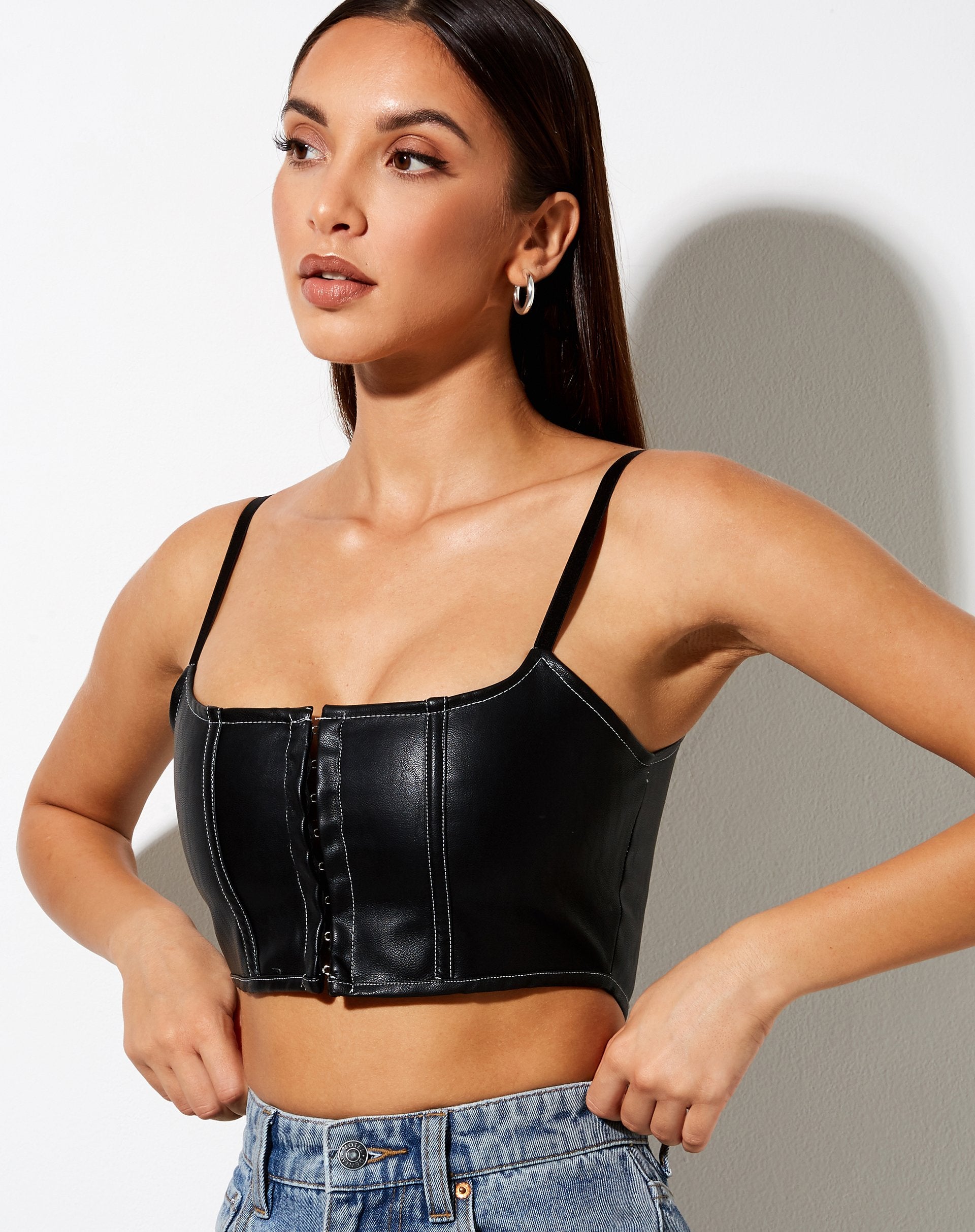 Immagine di Nindy Crop Top in PU nero con punto bianco