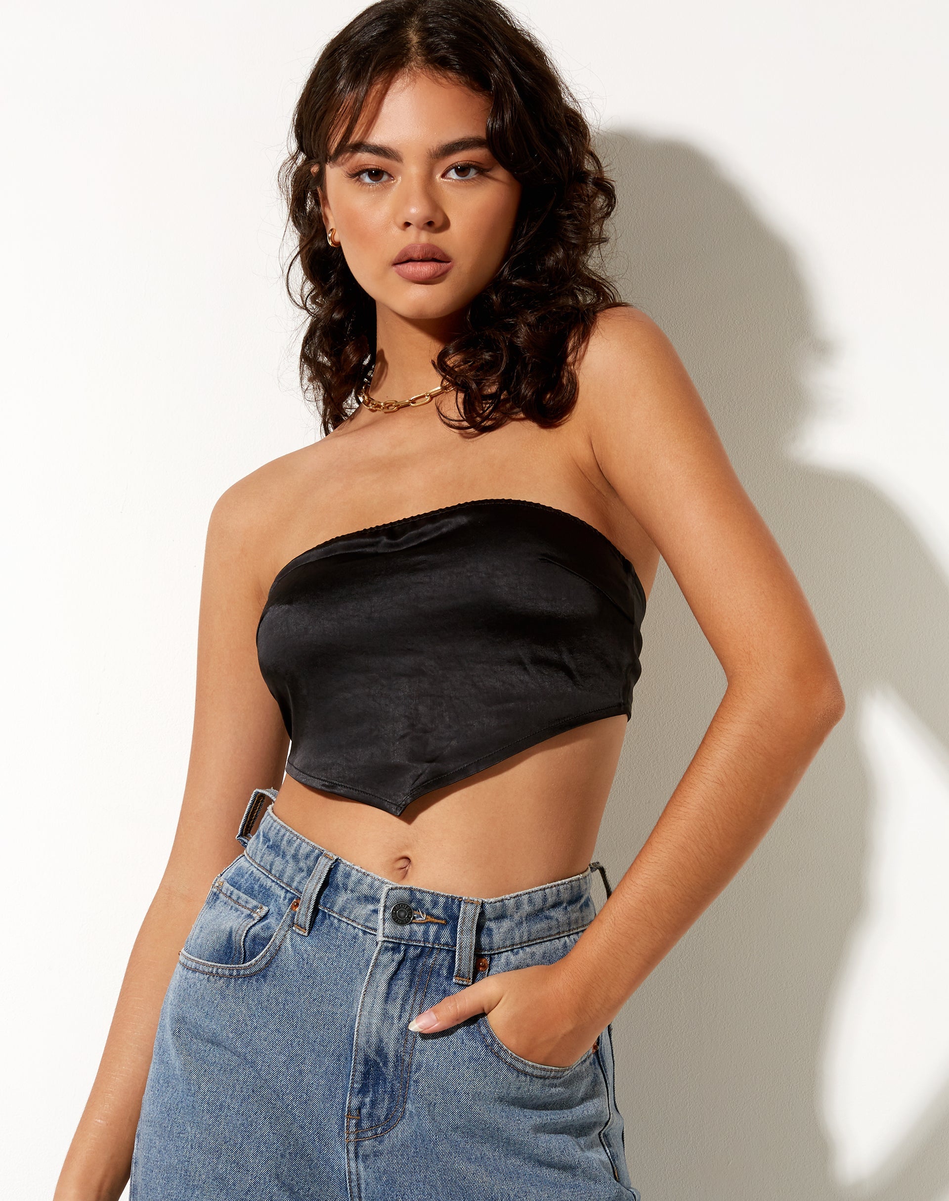 Immagine di Nolda Crop Top in raso nero