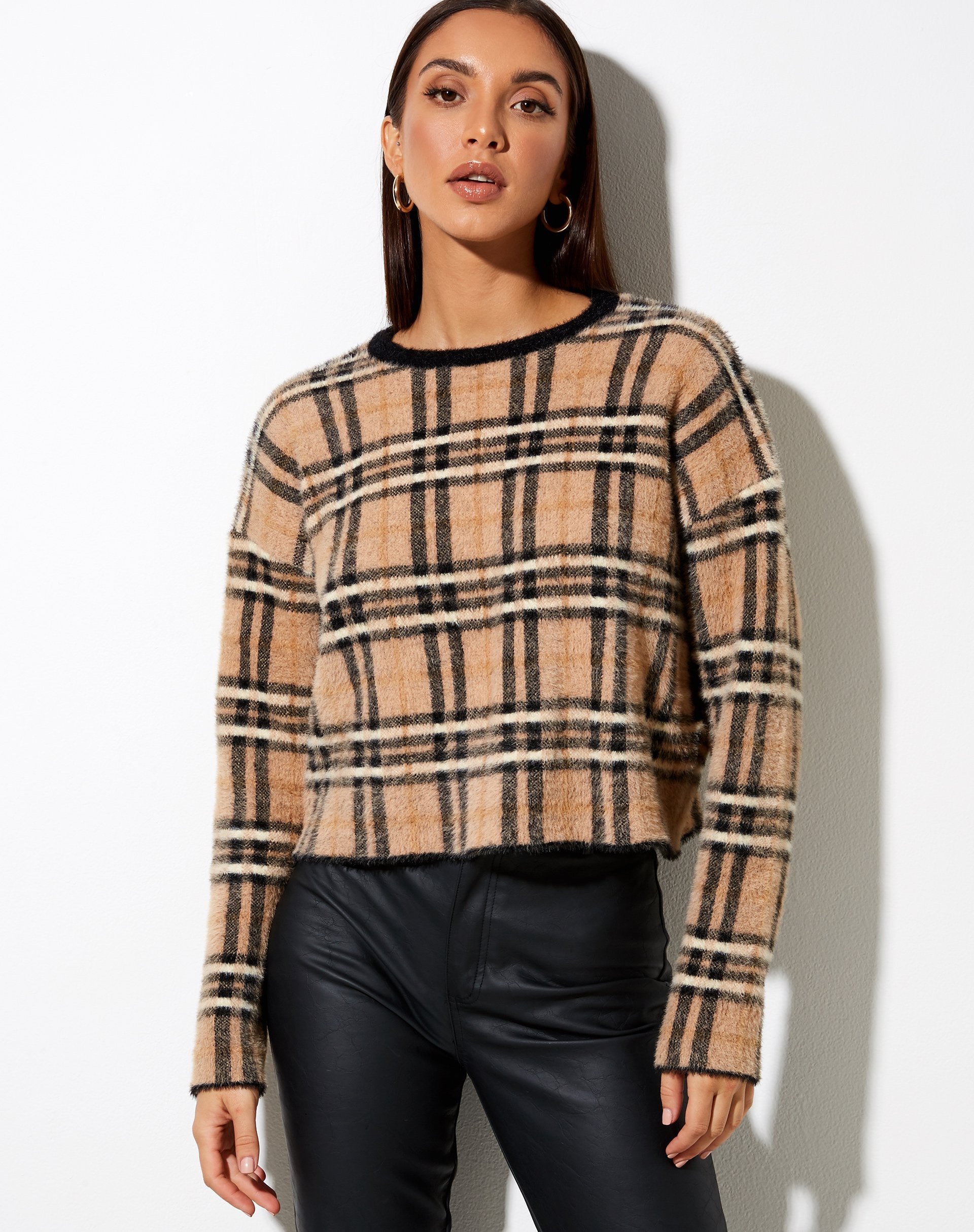 Immagine di Oki Jumper in maglia crema a quadri bianchi e neri