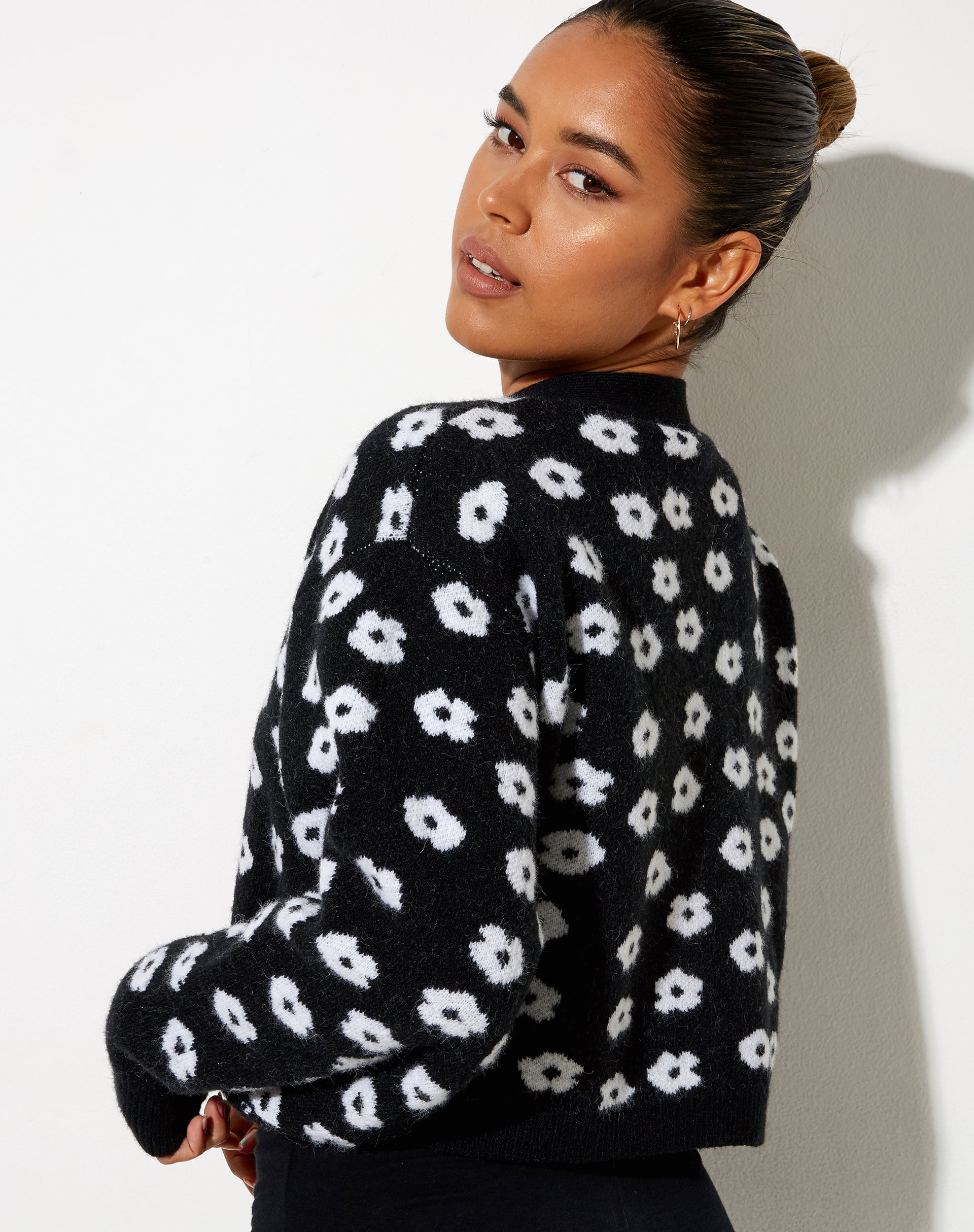 Immagine di Olina Cropped Cardi in maglia nera Daisy White