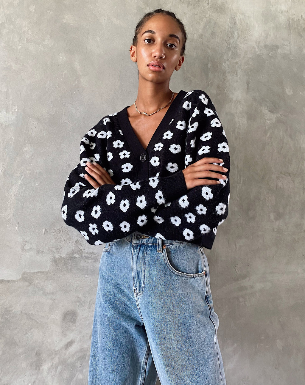 Olina Cropped Cardi in maglia nera Daisy White