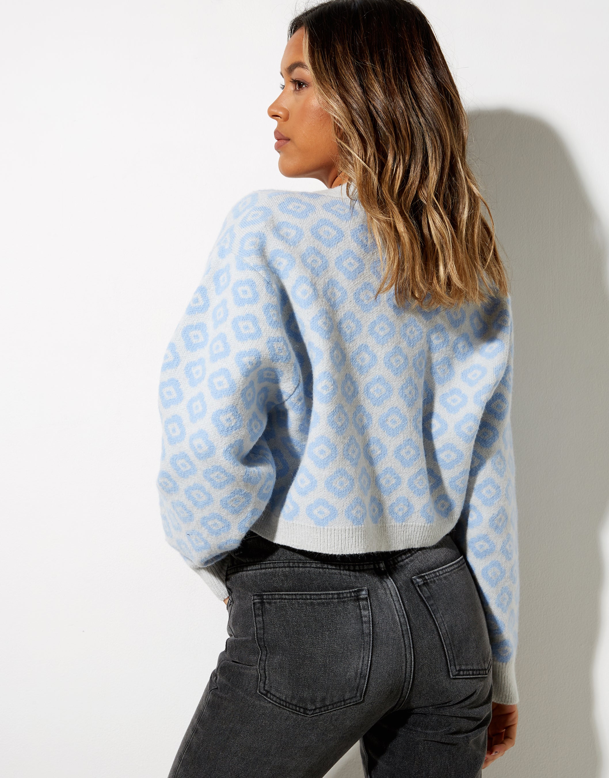 Immagine di Olina Cropped Cardi in maglia blu tonale Daisy
