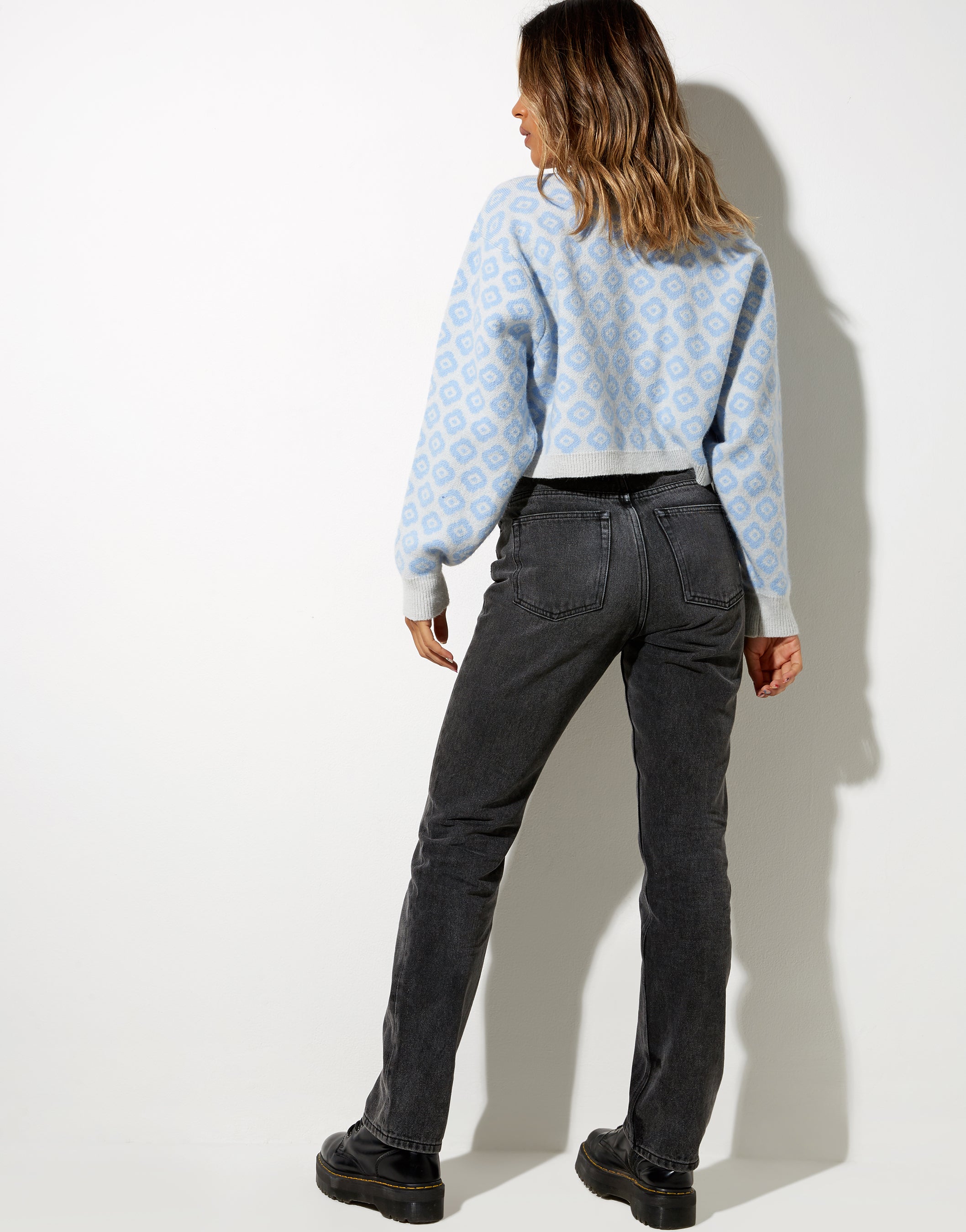 Immagine di Olina Cropped Cardi in maglia blu tonale Daisy