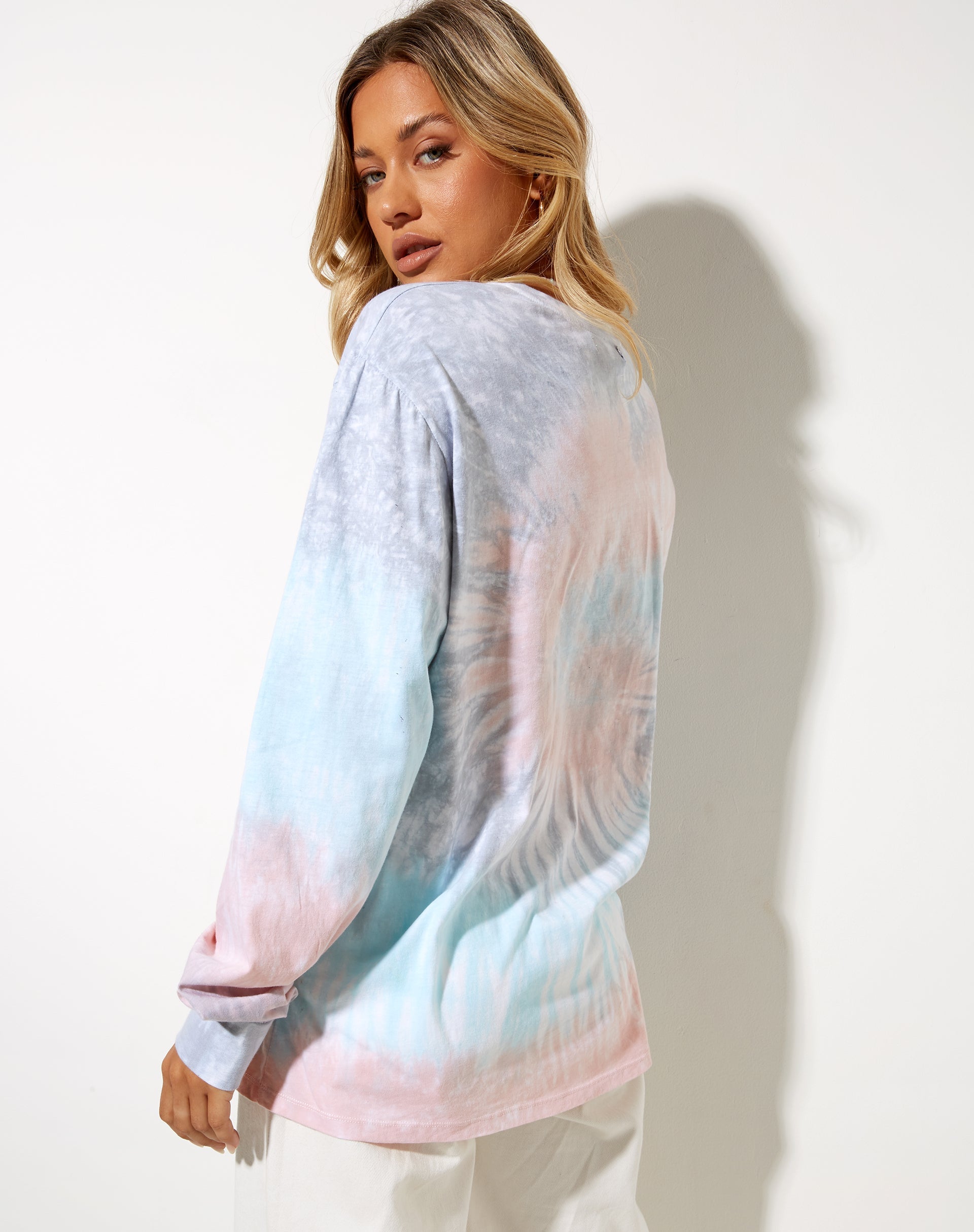 Immagine di Olivia Tee a maniche lunghe in bianco Tie Dye Kindness Grow