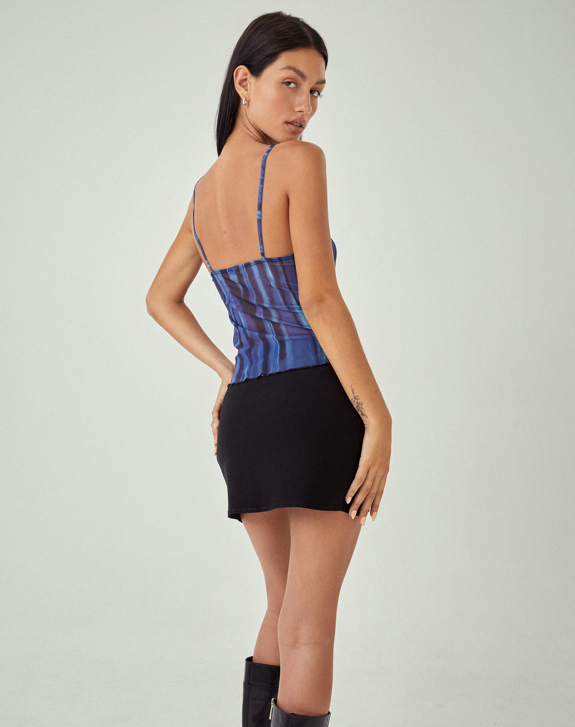immagine di MOTEL X JACQUIE Rayu Top in Colour Bleed Blue