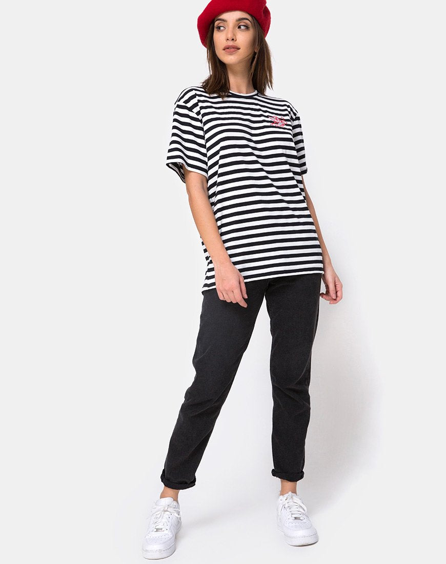 Immagine della t-shirt oversize a righe bianche e nere con stampa a cherubino