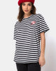 Immagine della t-shirt oversize a righe bianche e nere con stampa a cherubino