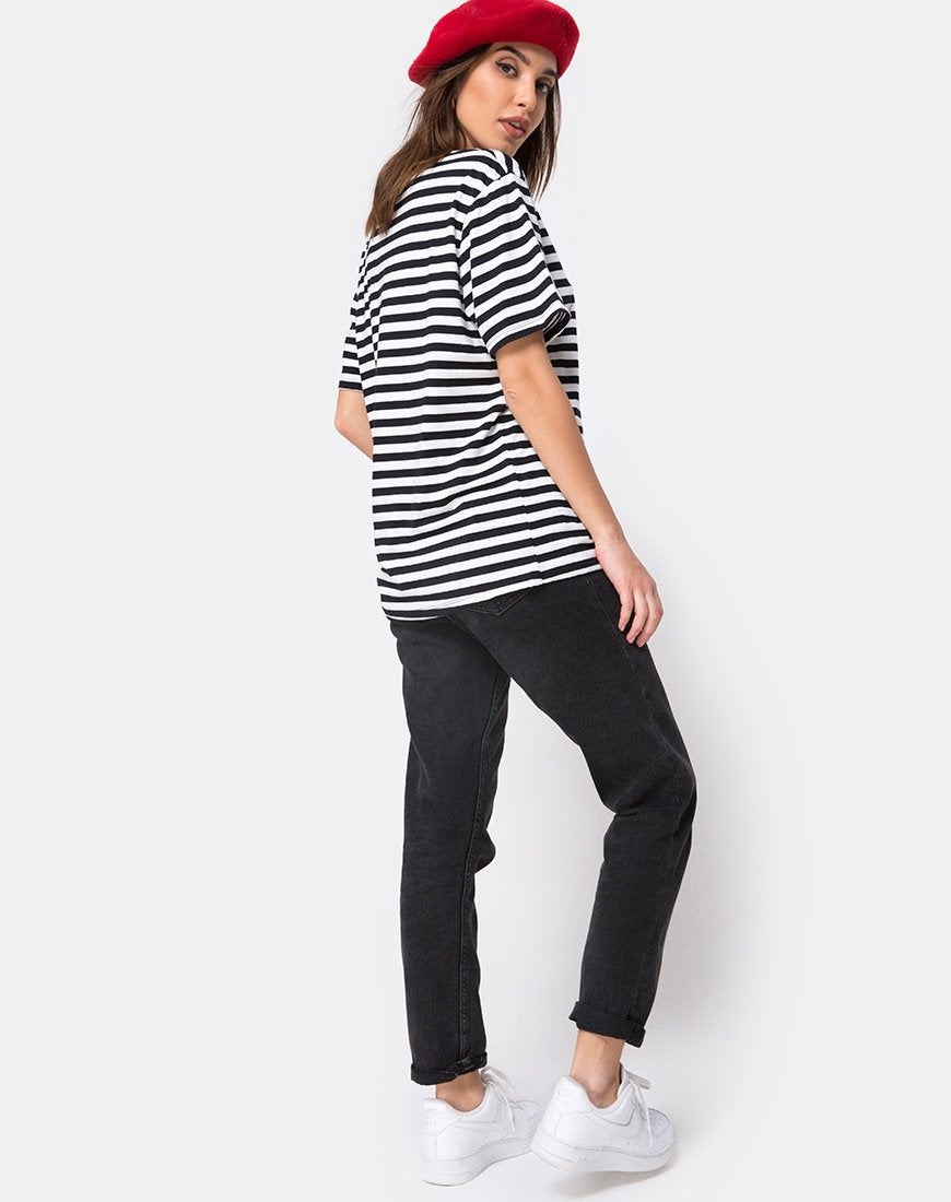 Immagine della t-shirt oversize a righe bianche e nere con stampa a cherubino