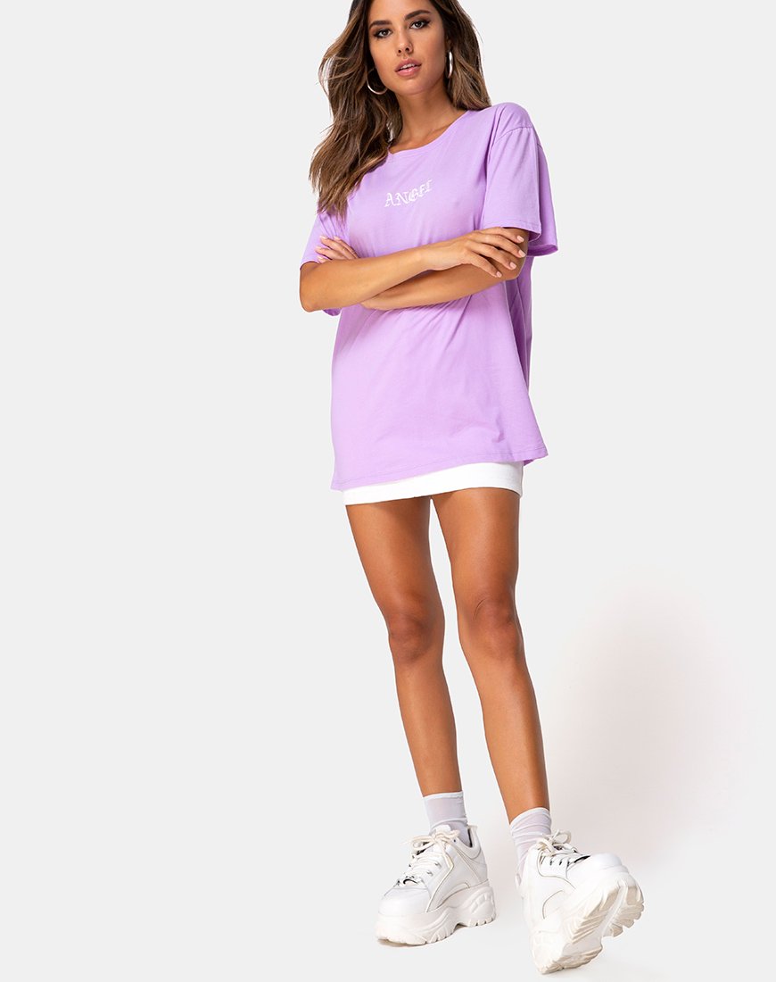 Immagine della t-shirt basic oversize in lilla con ricamo a forma di angelo