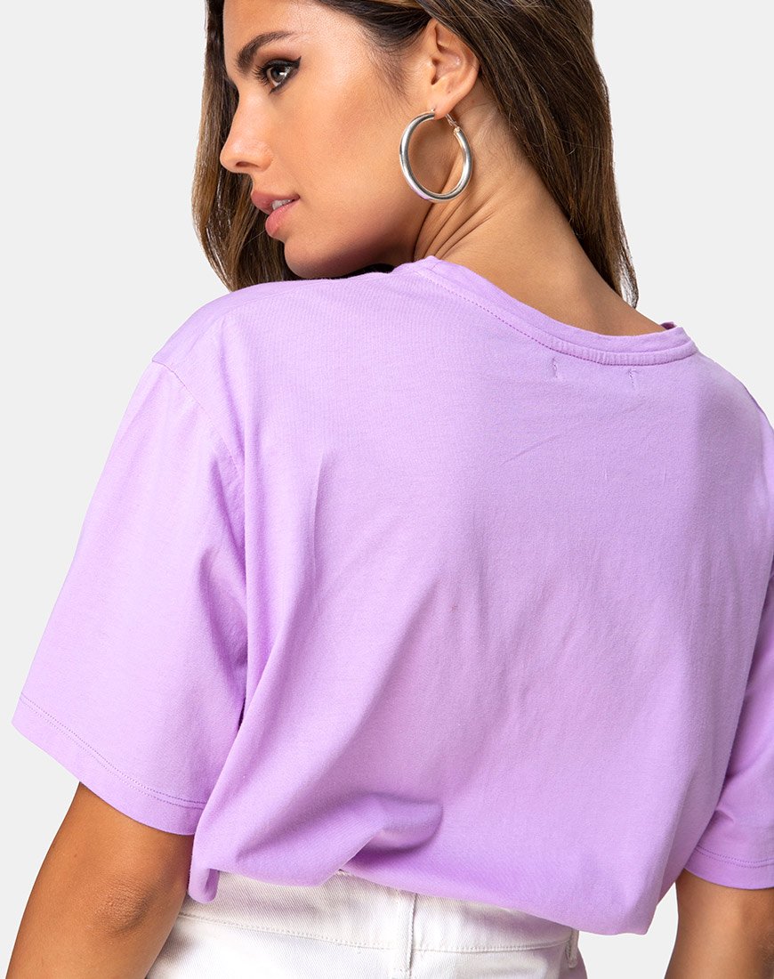 Immagine della t-shirt basic oversize in lilla con ricamo a forma di angelo