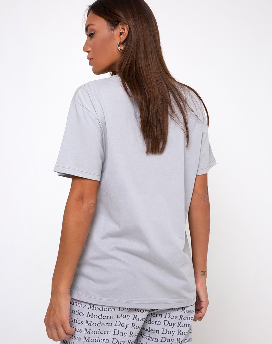 Immagine della t-shirt oversize basic in grigio romantico moderno
