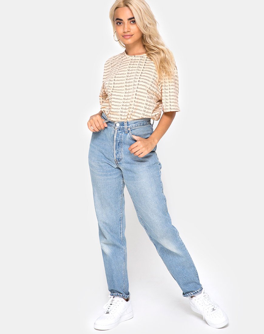 Immagine della t-shirt oversize in stile moderno e romantico