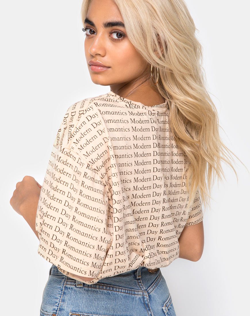 Immagine della t-shirt oversize in stile moderno e romantico