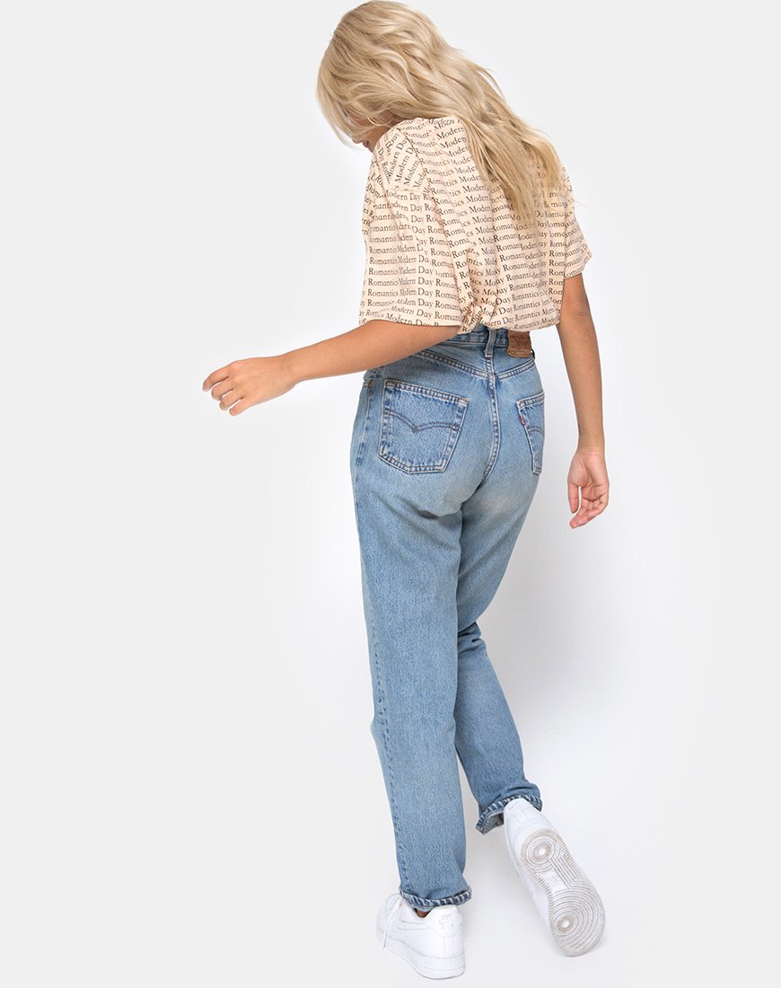 Immagine della t-shirt oversize in stile moderno e romantico