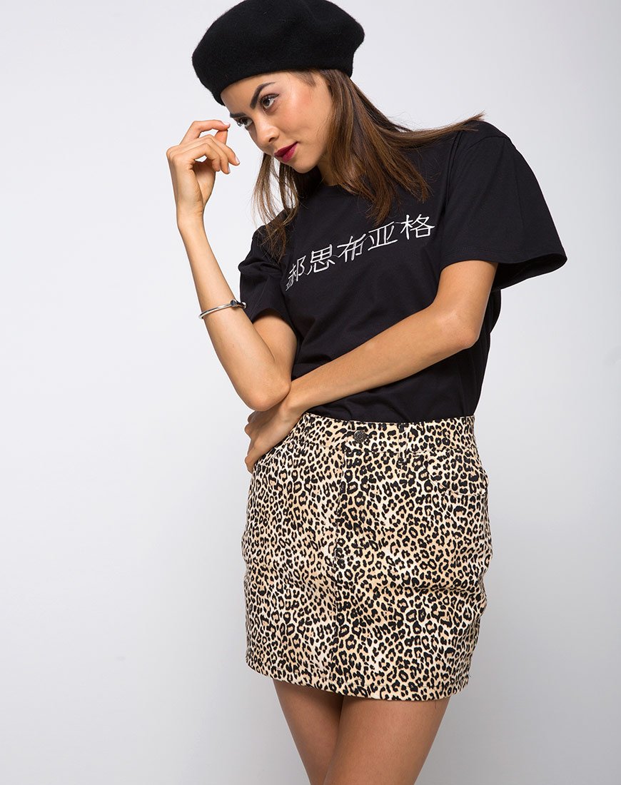 Immagine della t-shirt oversize Basic in nero Rebel Girls