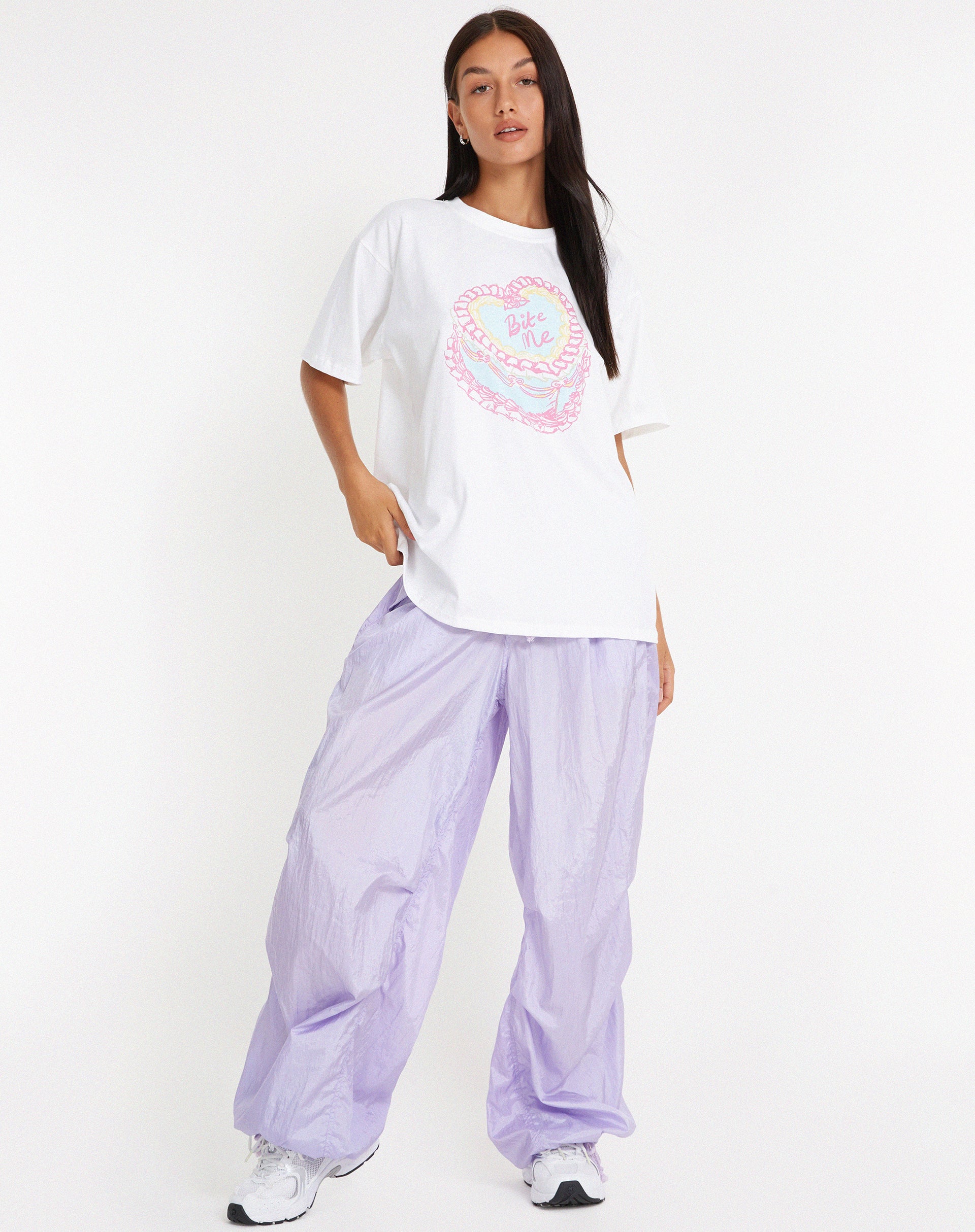 immagine della T-shirt oversize in bianco Bite Me