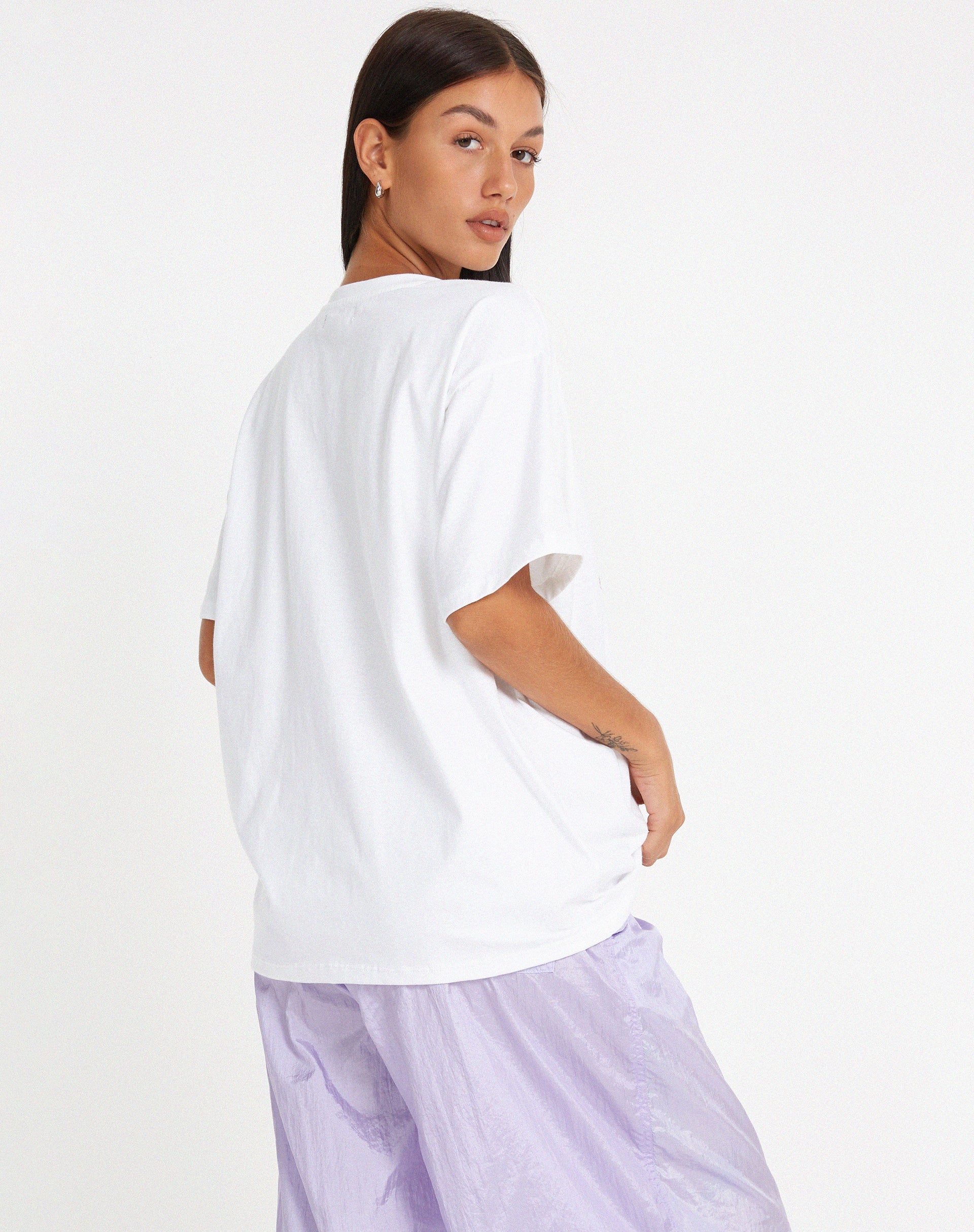 immagine della T-shirt oversize in bianco Bite Me