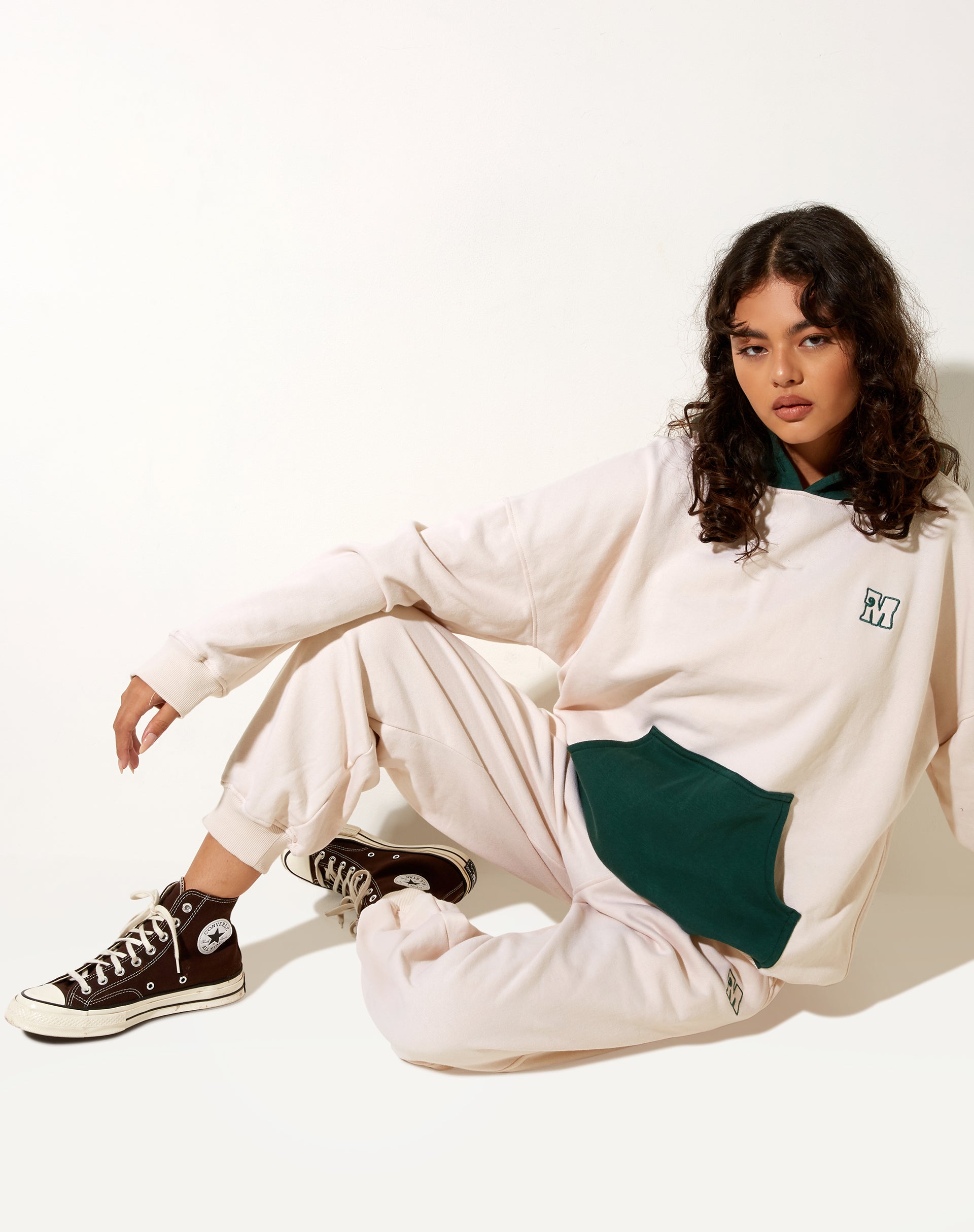 Immagine della felpa con cappuccio oversize in verde bosco inverno bianco M Embro