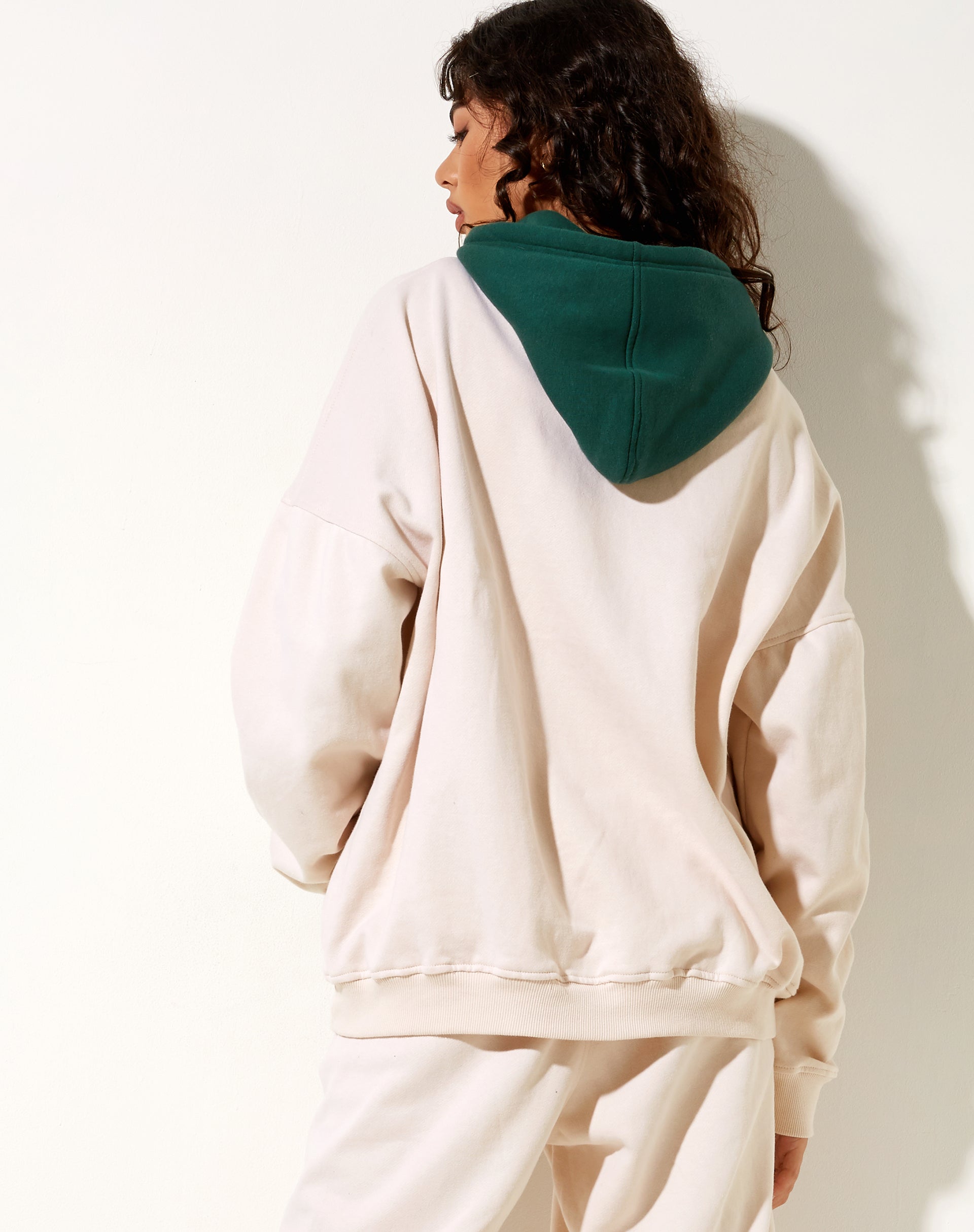 Immagine della felpa con cappuccio oversize in verde bosco inverno bianco M Embro