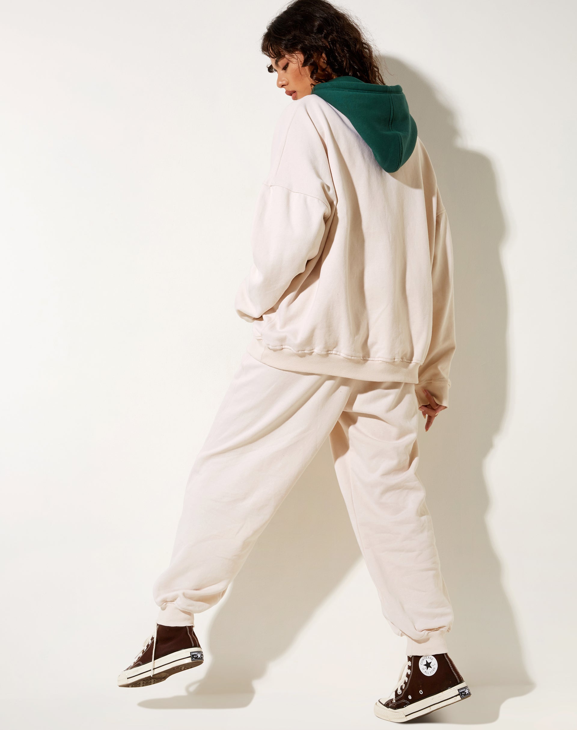 Immagine della felpa con cappuccio oversize in verde bosco inverno bianco M Embro