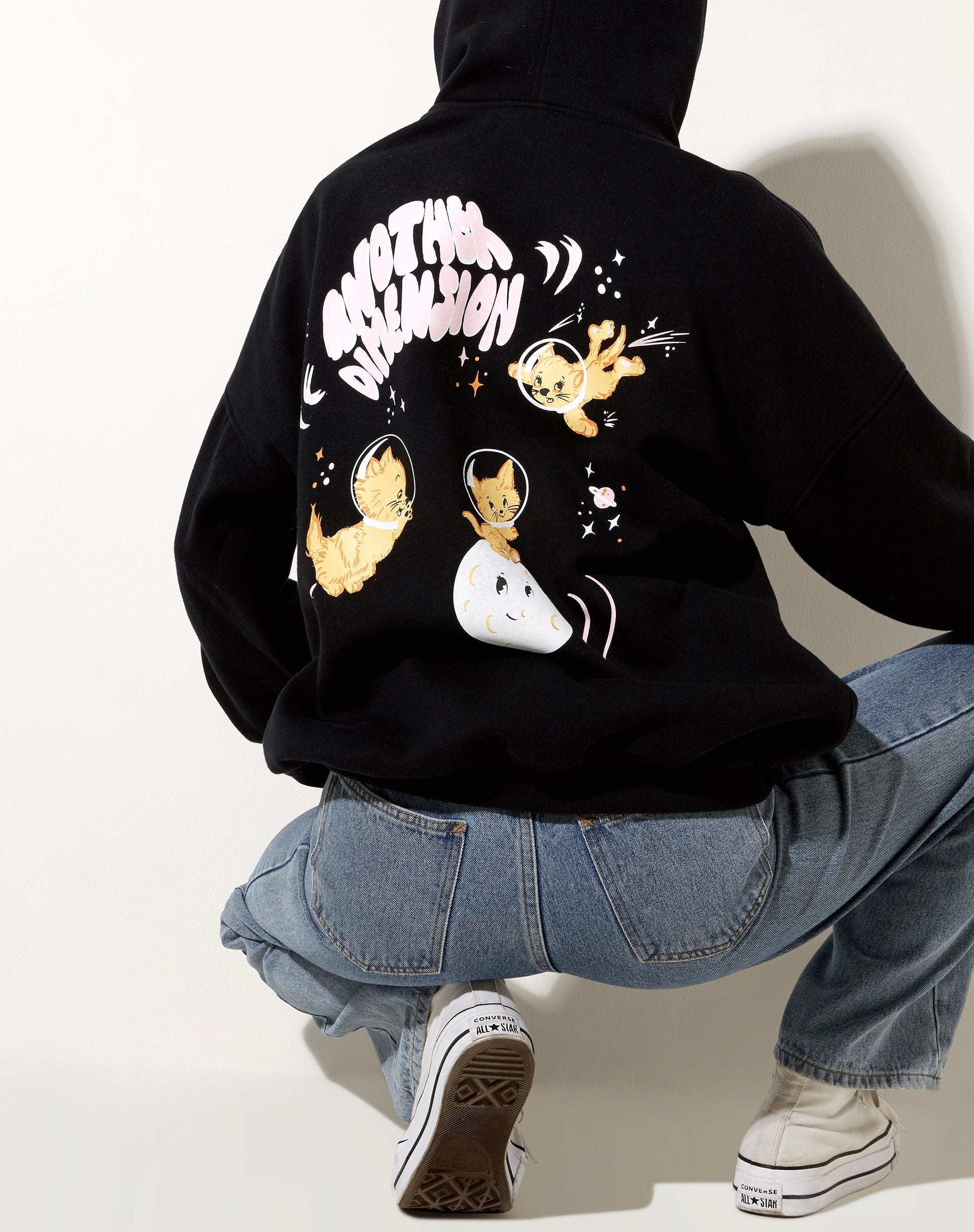 Immagine della felpa con cappuccio oversize in nero Another Dimension