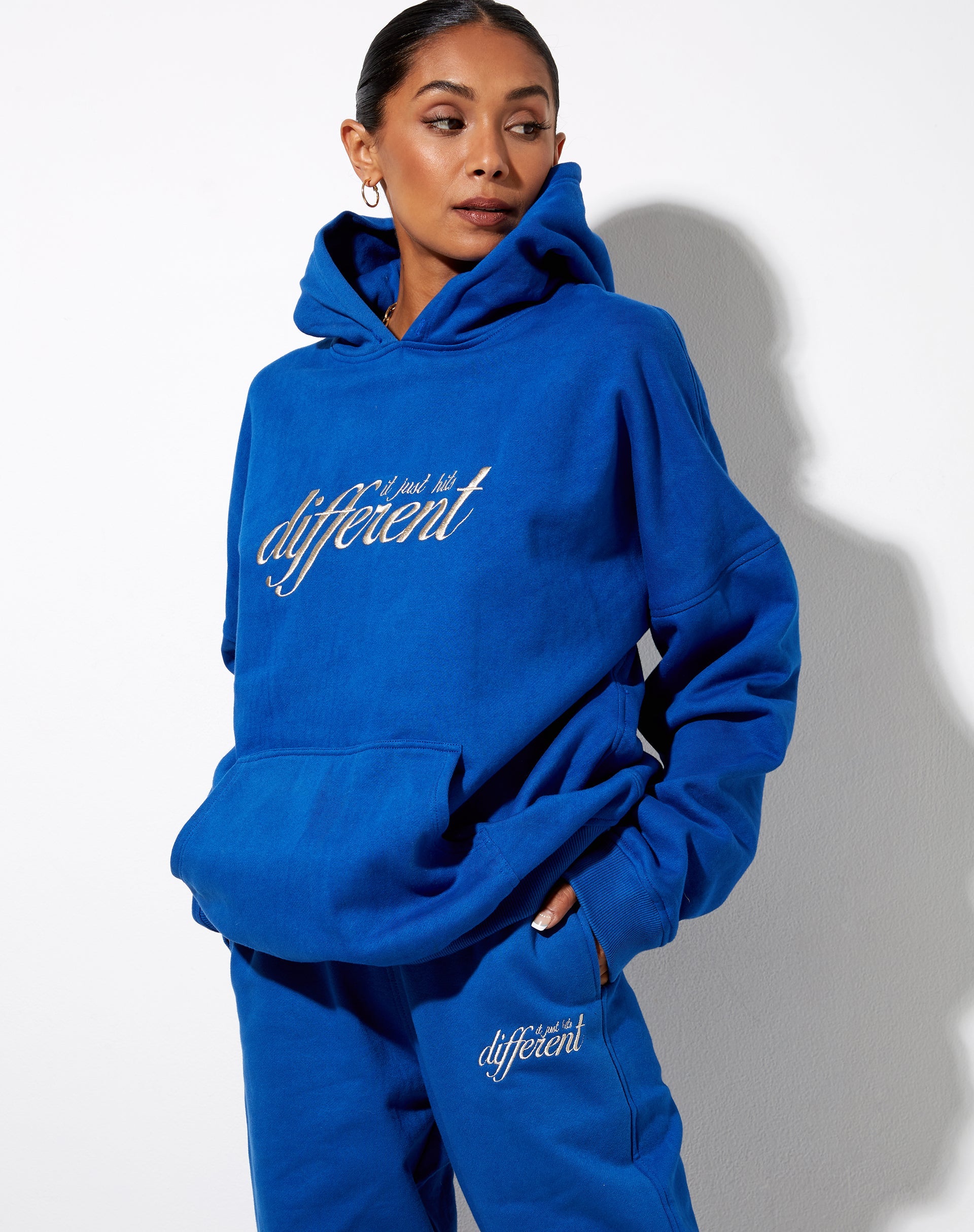 Immagine della felpa con cappuccio oversize in Cobalt It Just Hits Different Embro