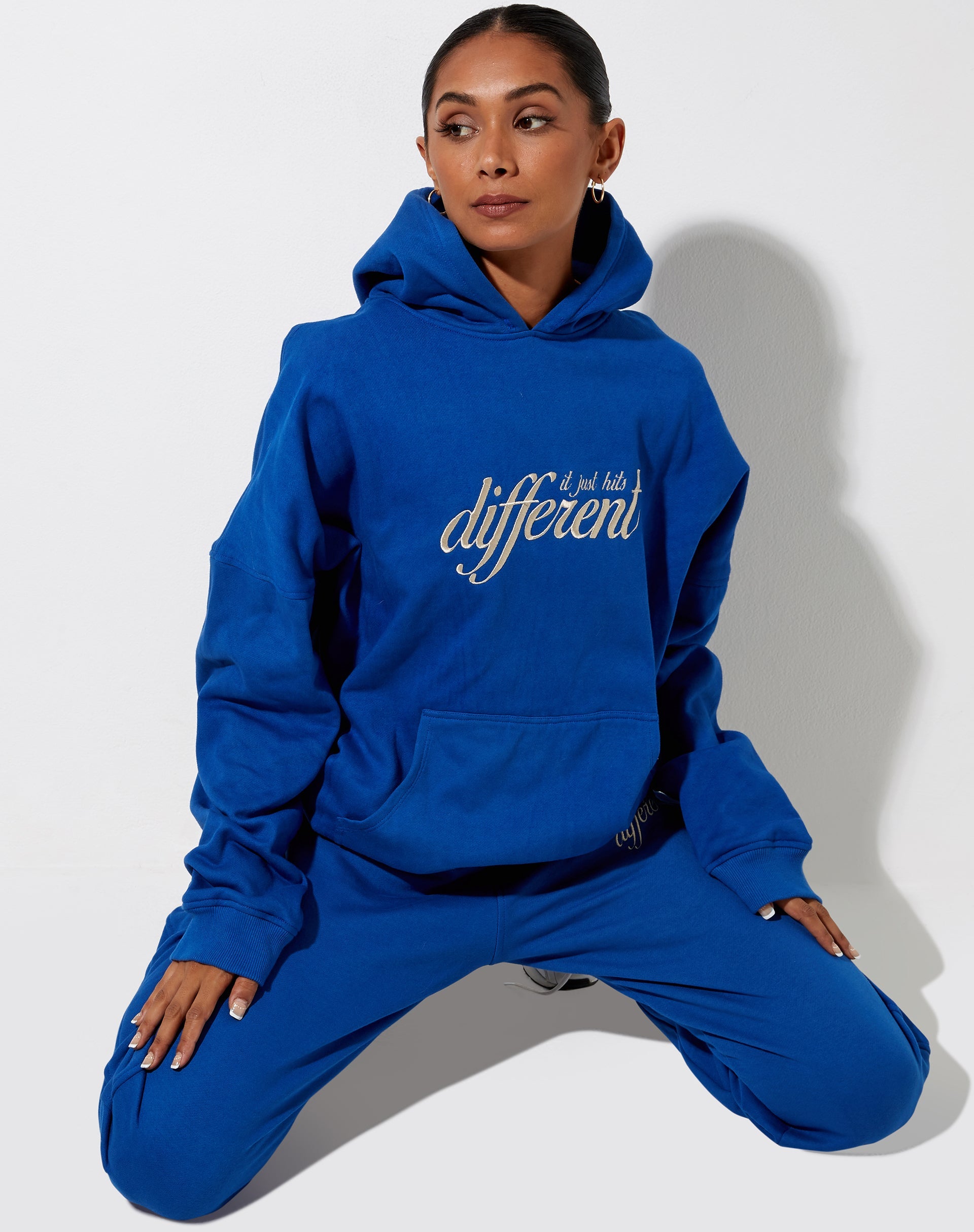 Immagine della felpa con cappuccio oversize in Cobalt It Just Hits Different Embro