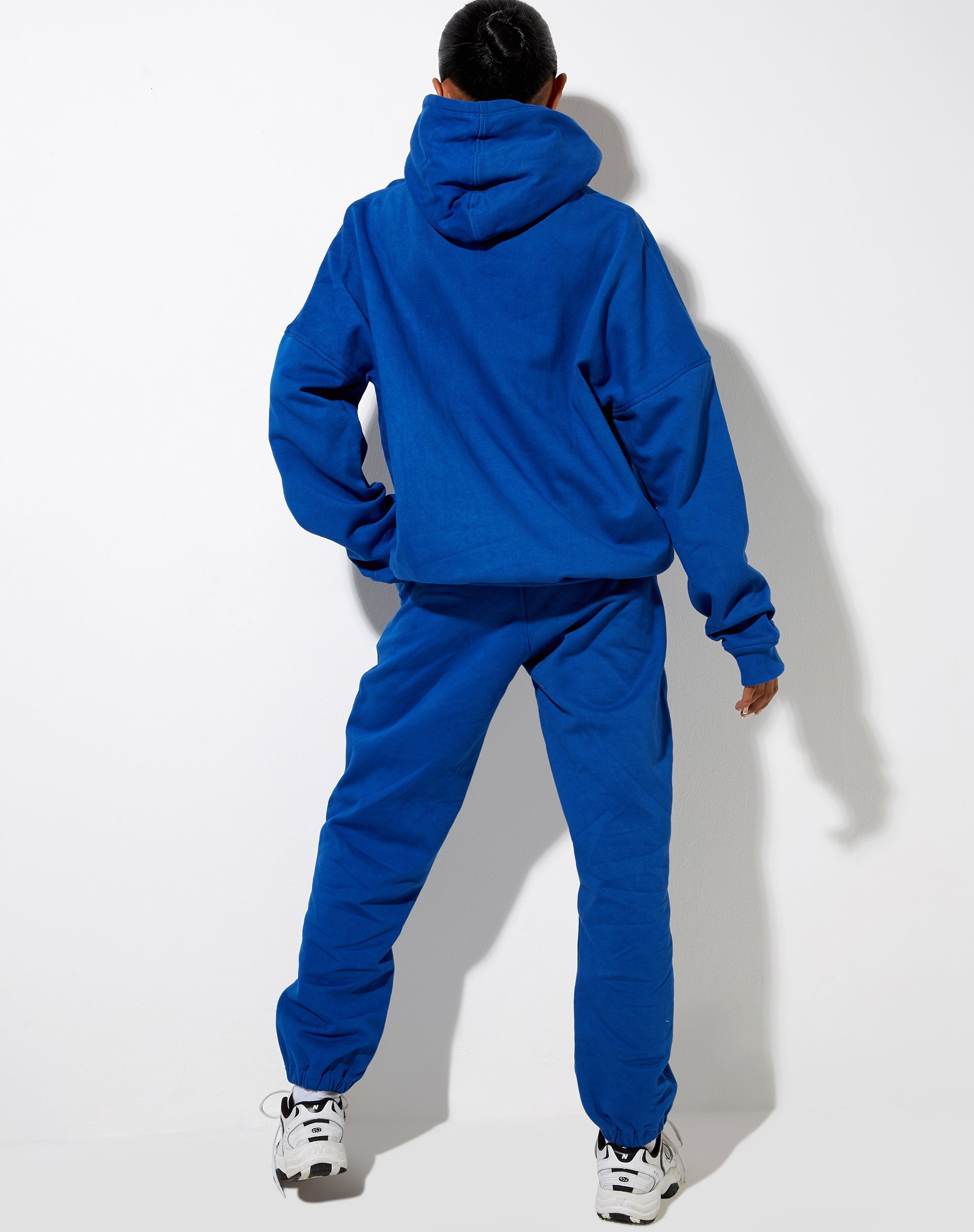 Immagine della felpa con cappuccio oversize in Cobalt It Just Hits Different Embro