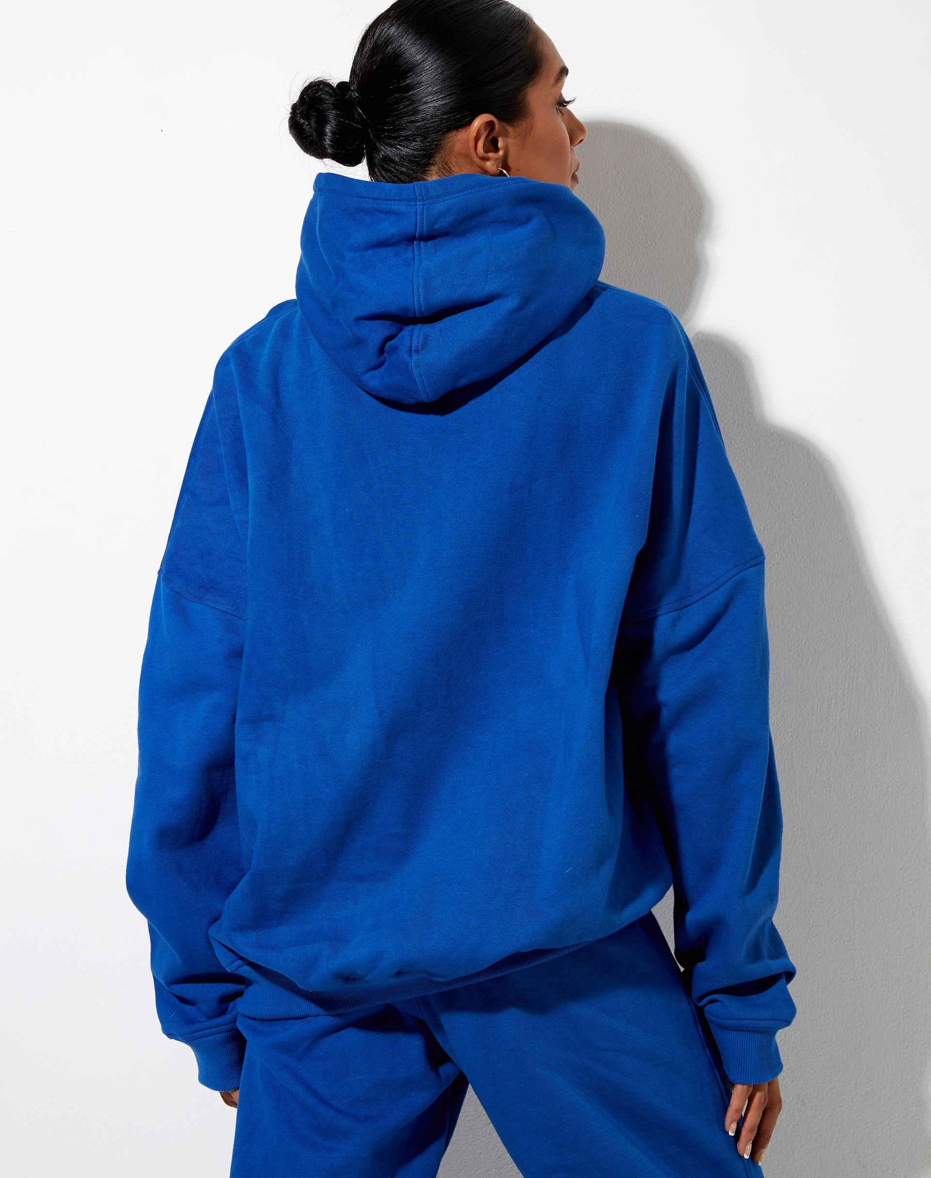Immagine della felpa con cappuccio oversize in Cobalt It Just Hits Different Embro