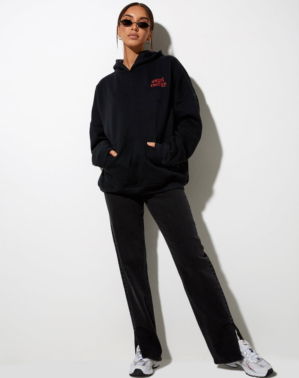 Felpa con cappuccio oversize in nero 'Angel Energy' con ricamo rosso chiaro