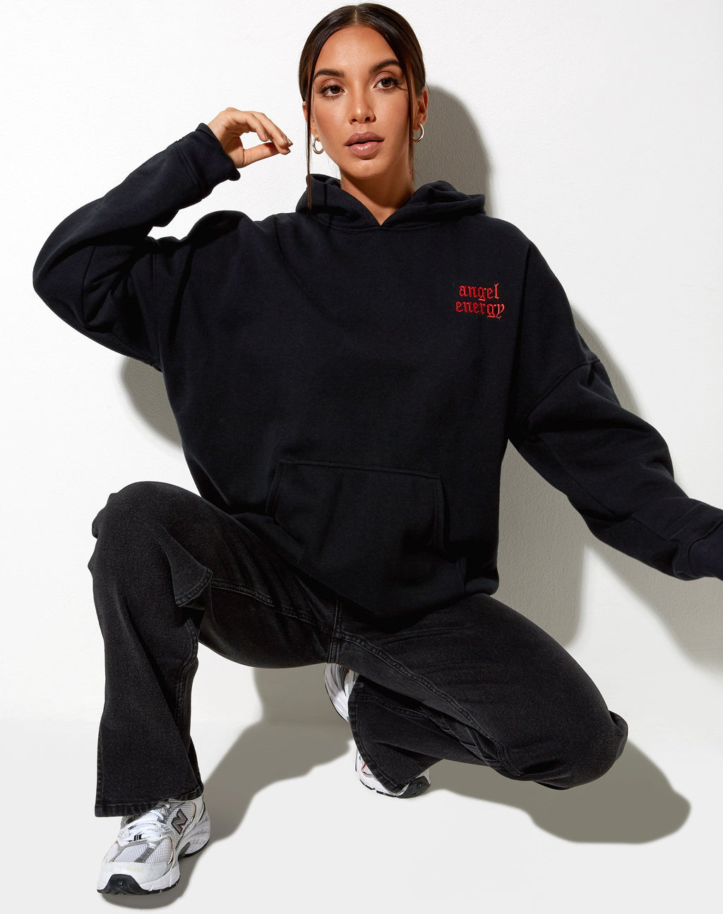 Felpa con cappuccio oversize in nero 'Angel Energy' con ricamo rosso chiaro