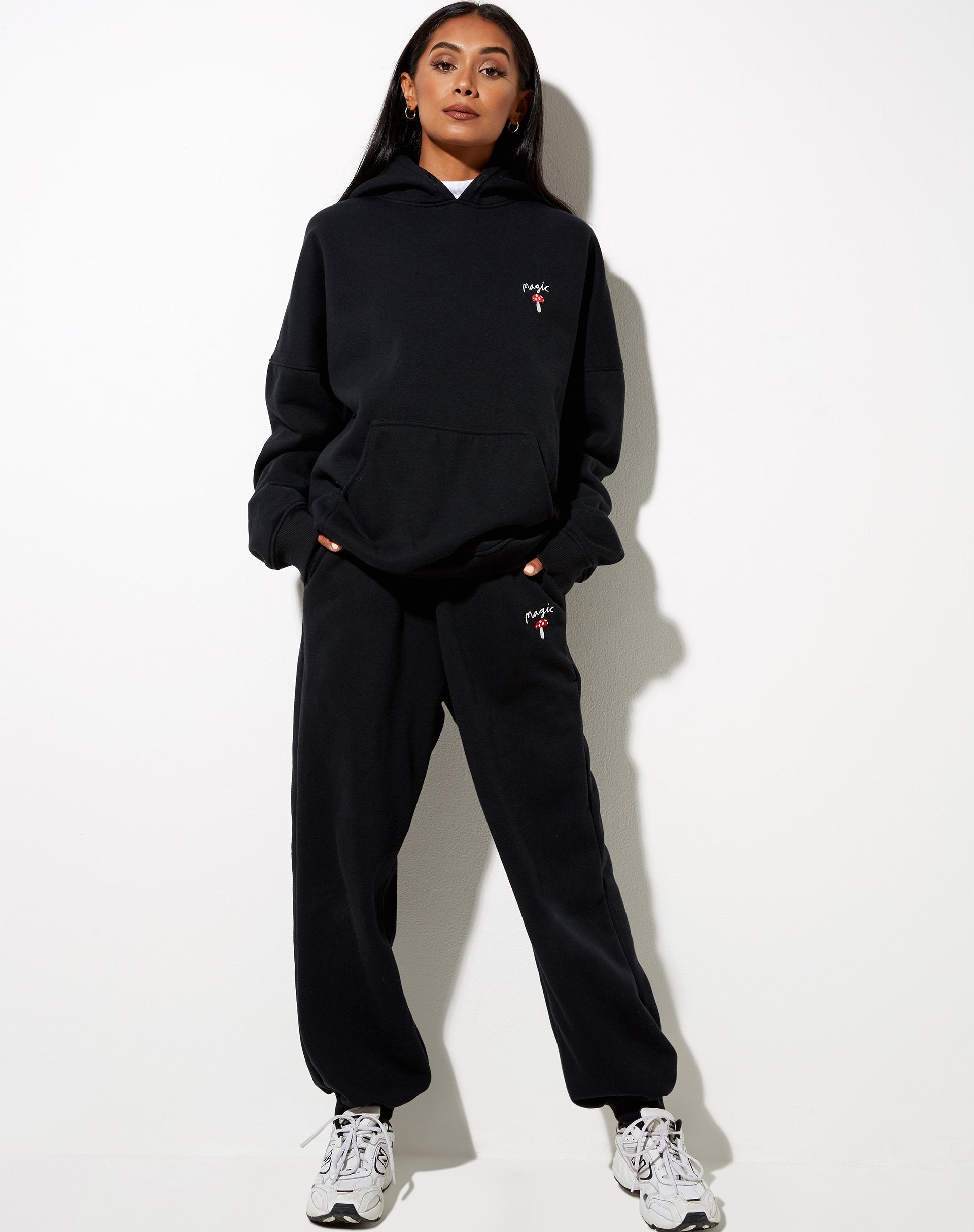 Immagine della felpa con cappuccio oversize in nero, fungo e rosso embro
