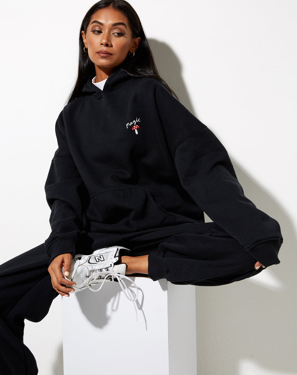 Felpa con cappuccio oversize in nero, fungo, rosso e ricamo