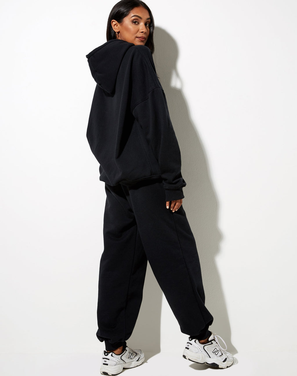 Felpa con cappuccio oversize in nero, fungo, rosso e ricamo