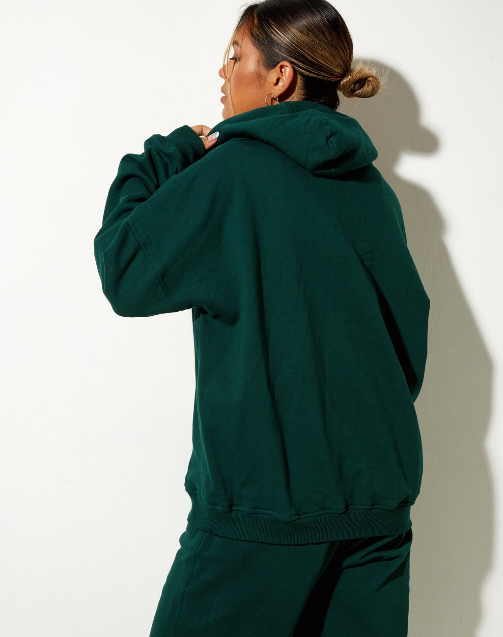Felpa con cappuccio oversize in verde bottiglia con ricamo Cupido