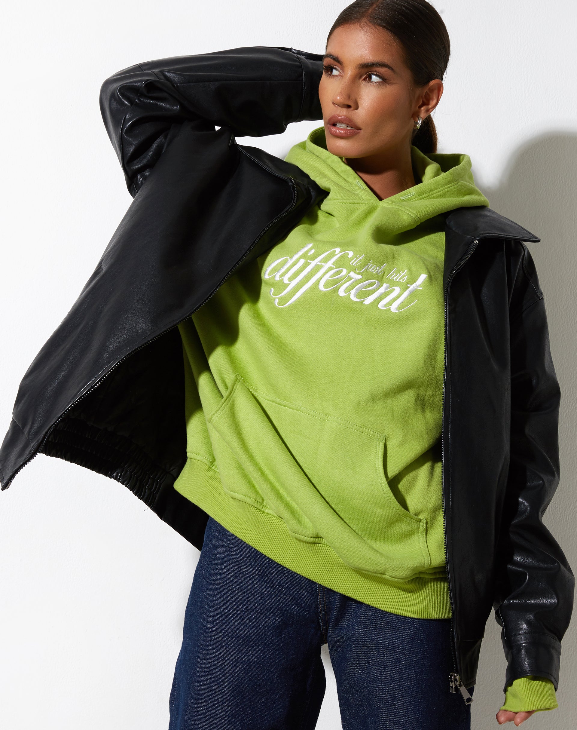 immagine della felpa con cappuccio oversize in verde foglia con diversi ricami in bianco