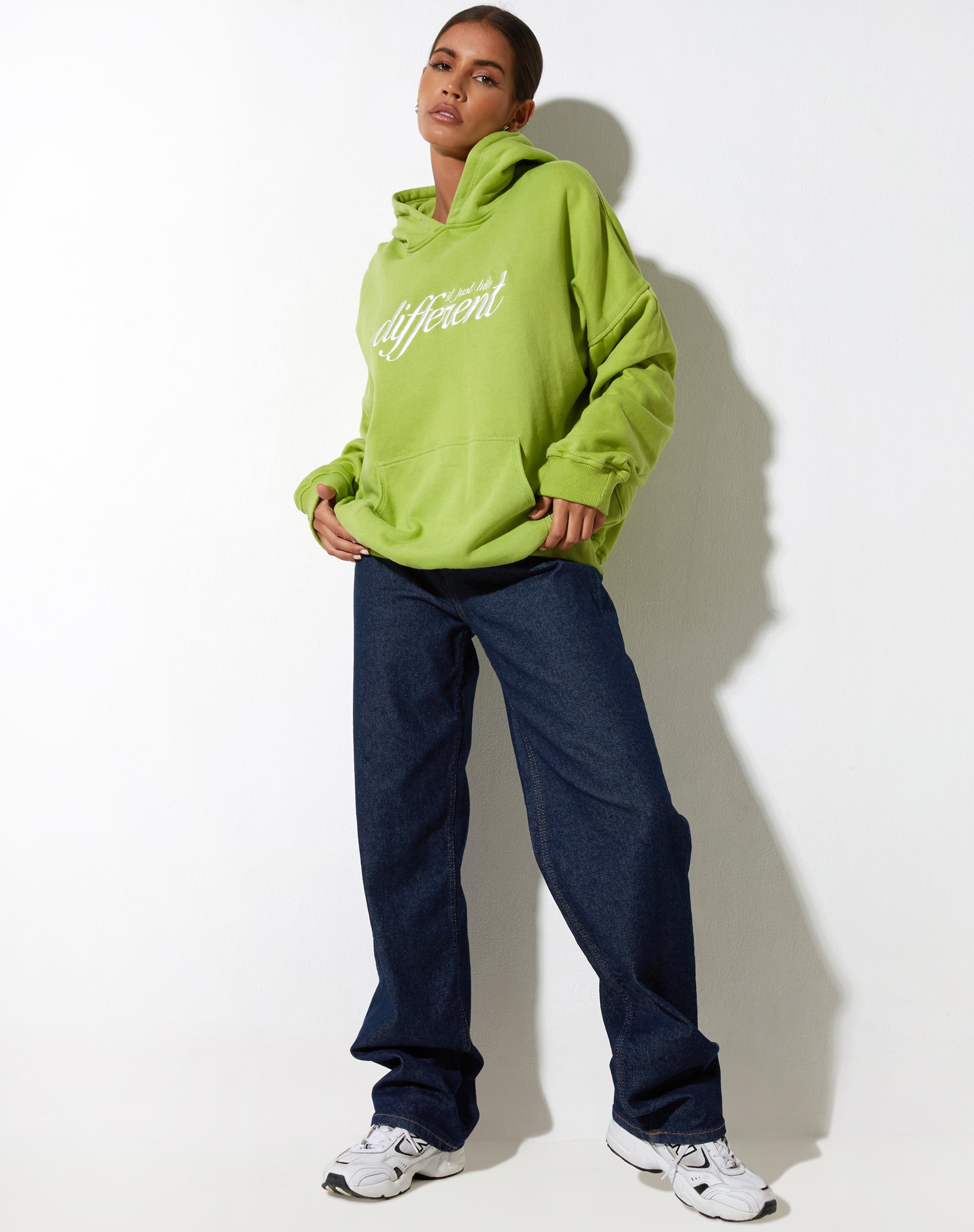 immagine della felpa con cappuccio oversize in verde foglia con diversi ricami in bianco
