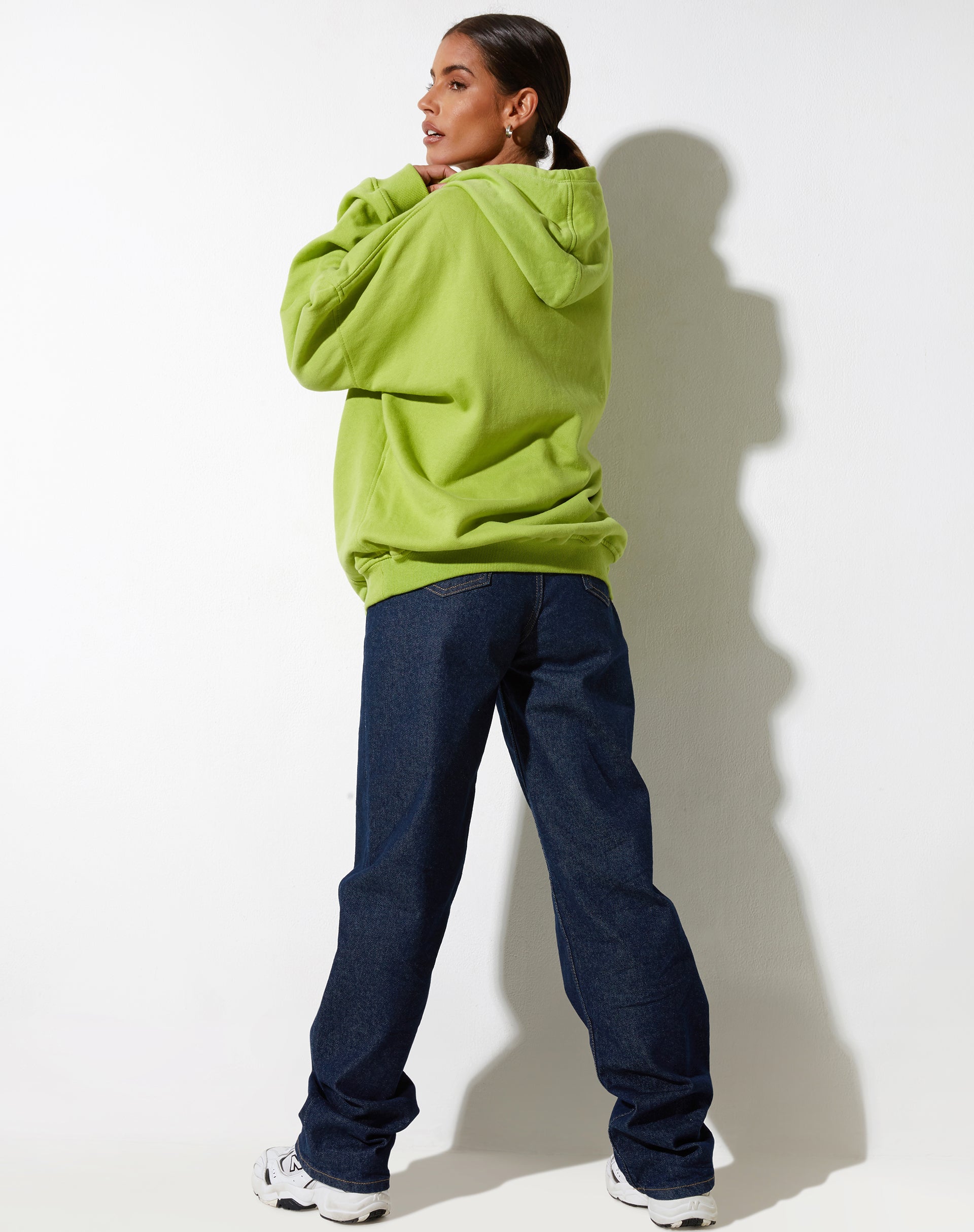 immagine della felpa con cappuccio oversize in verde foglia con diversi ricami in bianco