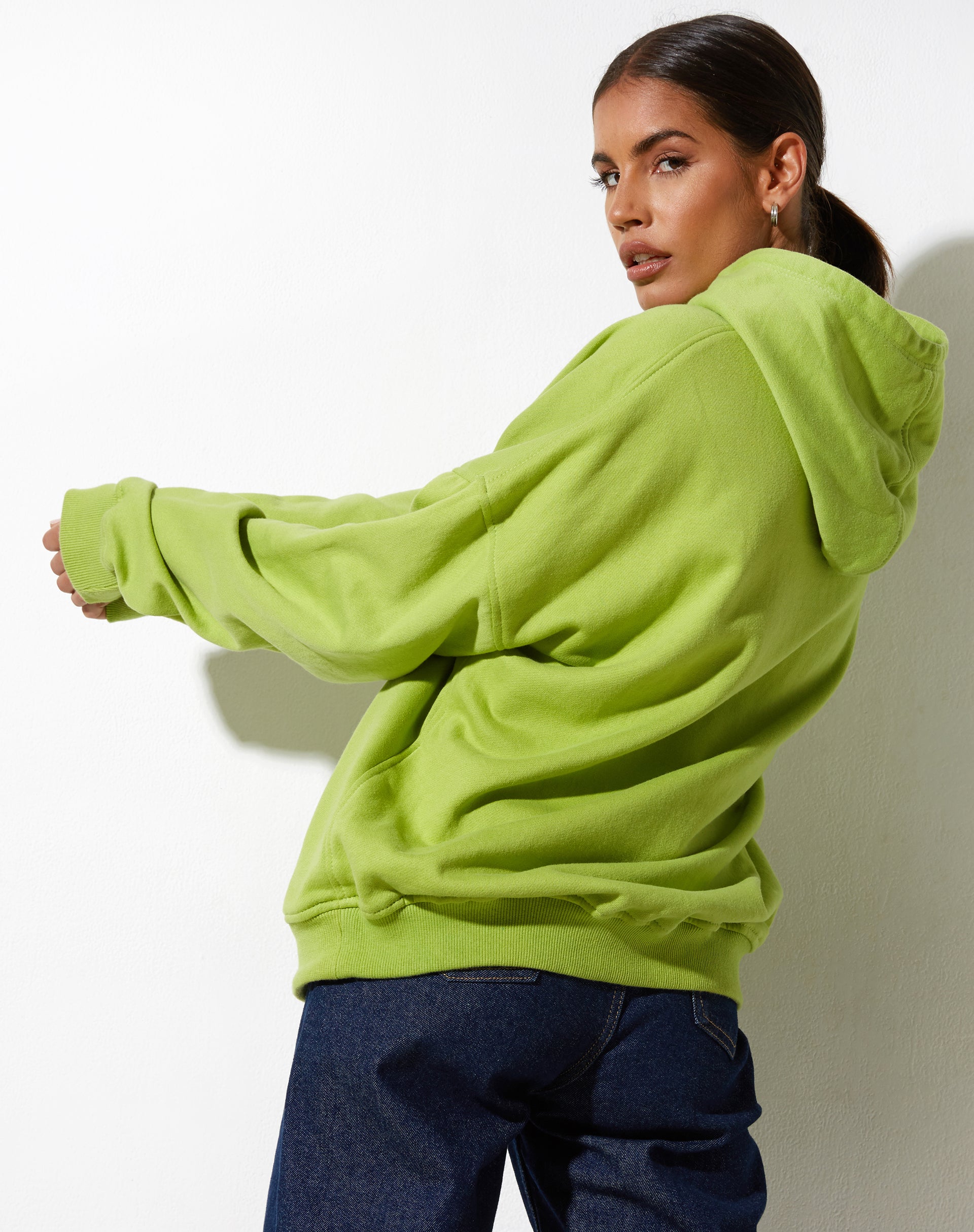 immagine della felpa con cappuccio oversize in verde foglia con diversi ricami in bianco