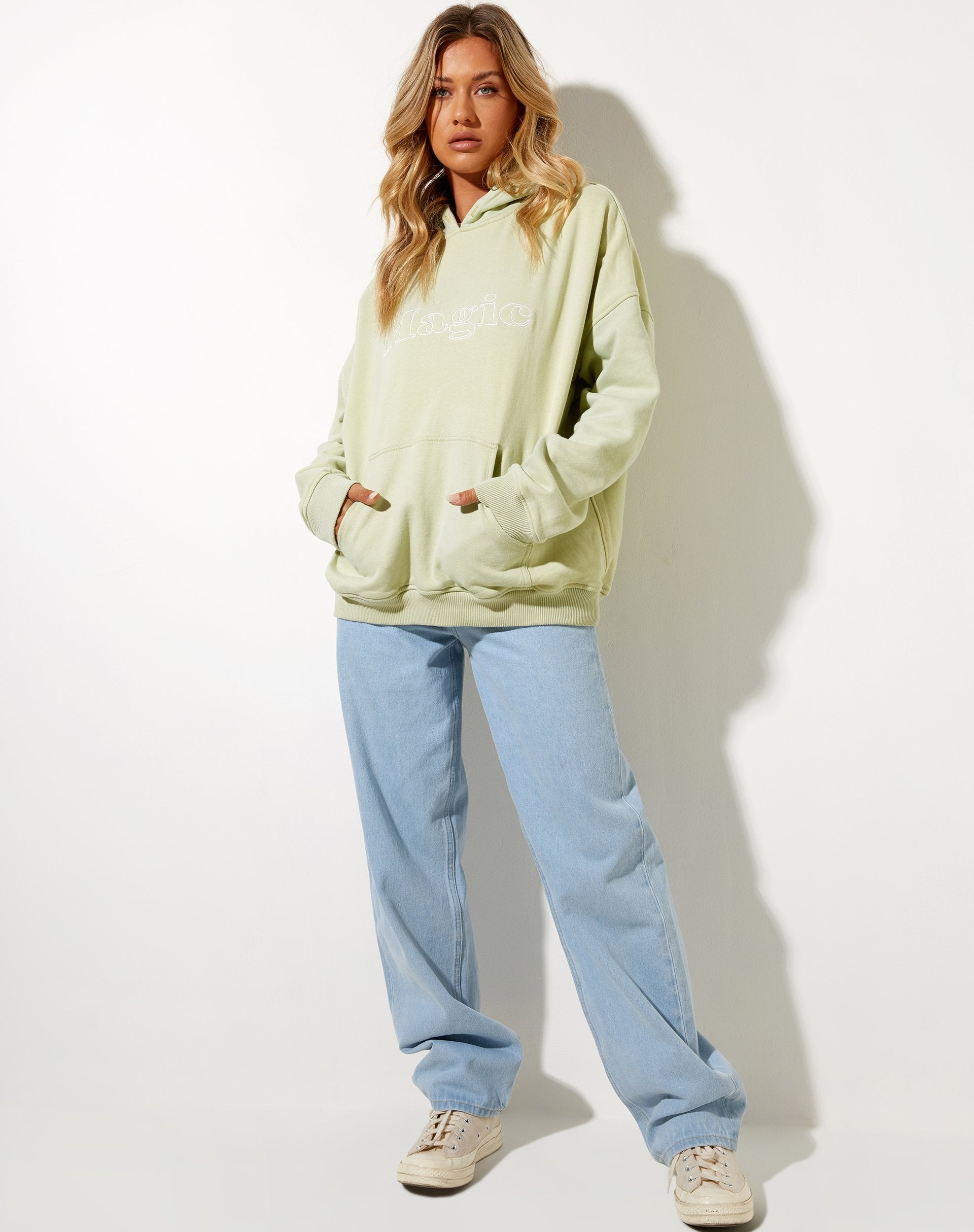 Immagine della felpa con cappuccio oversize in verde Graffiti Magic Embro