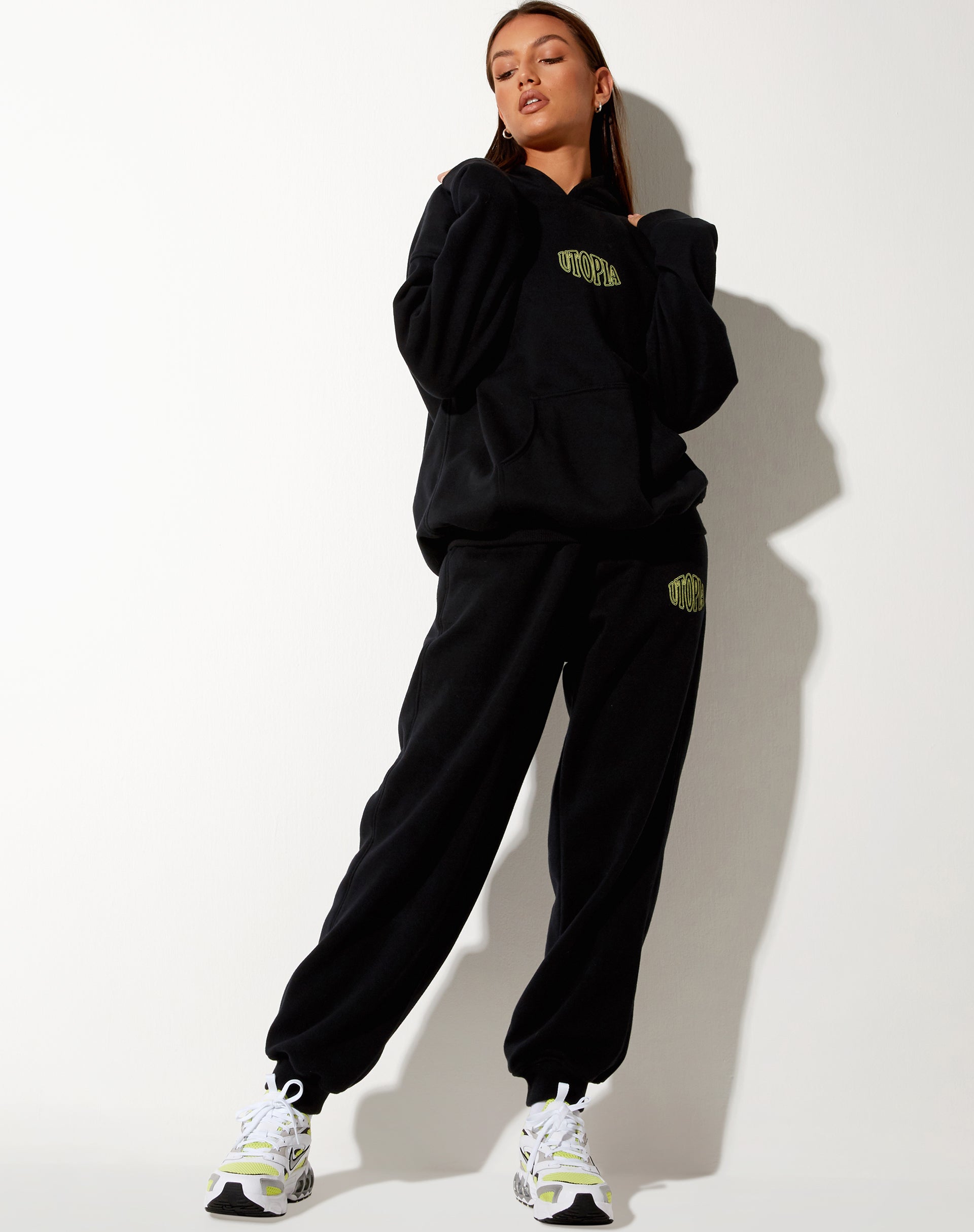 Immagine della felpa con cappuccio oversize in nero Utopia