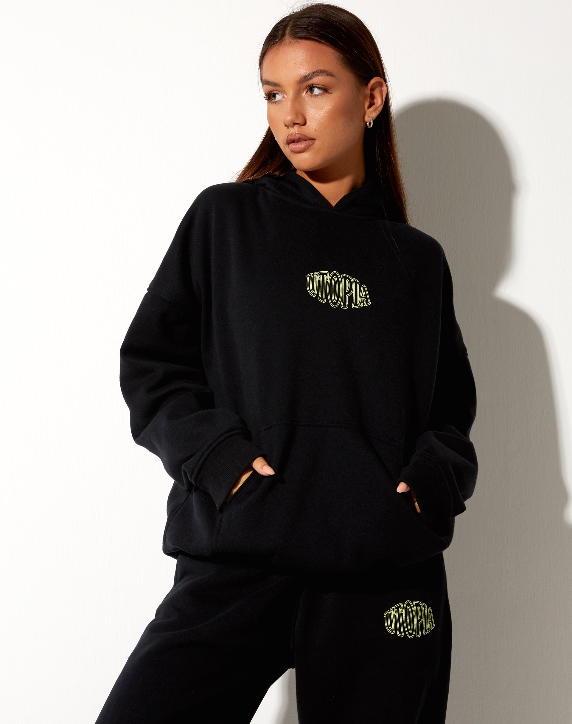 Immagine della felpa con cappuccio oversize in nero Utopia