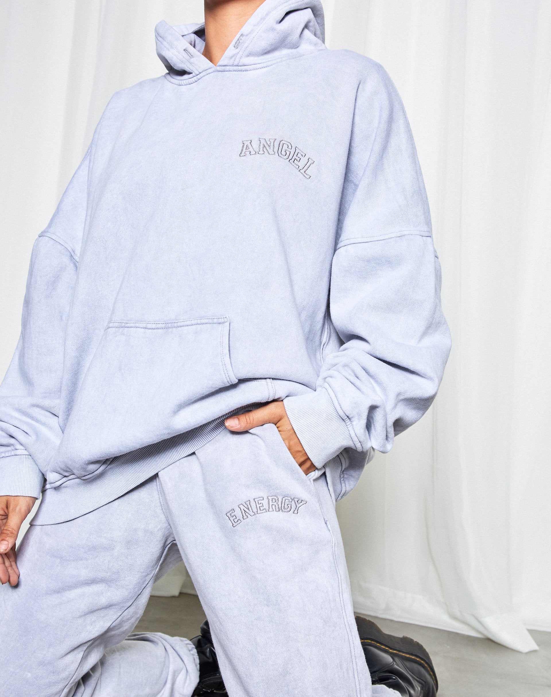 Immagine della felpa con cappuccio oversize con lavaggio argentato Angel Embro