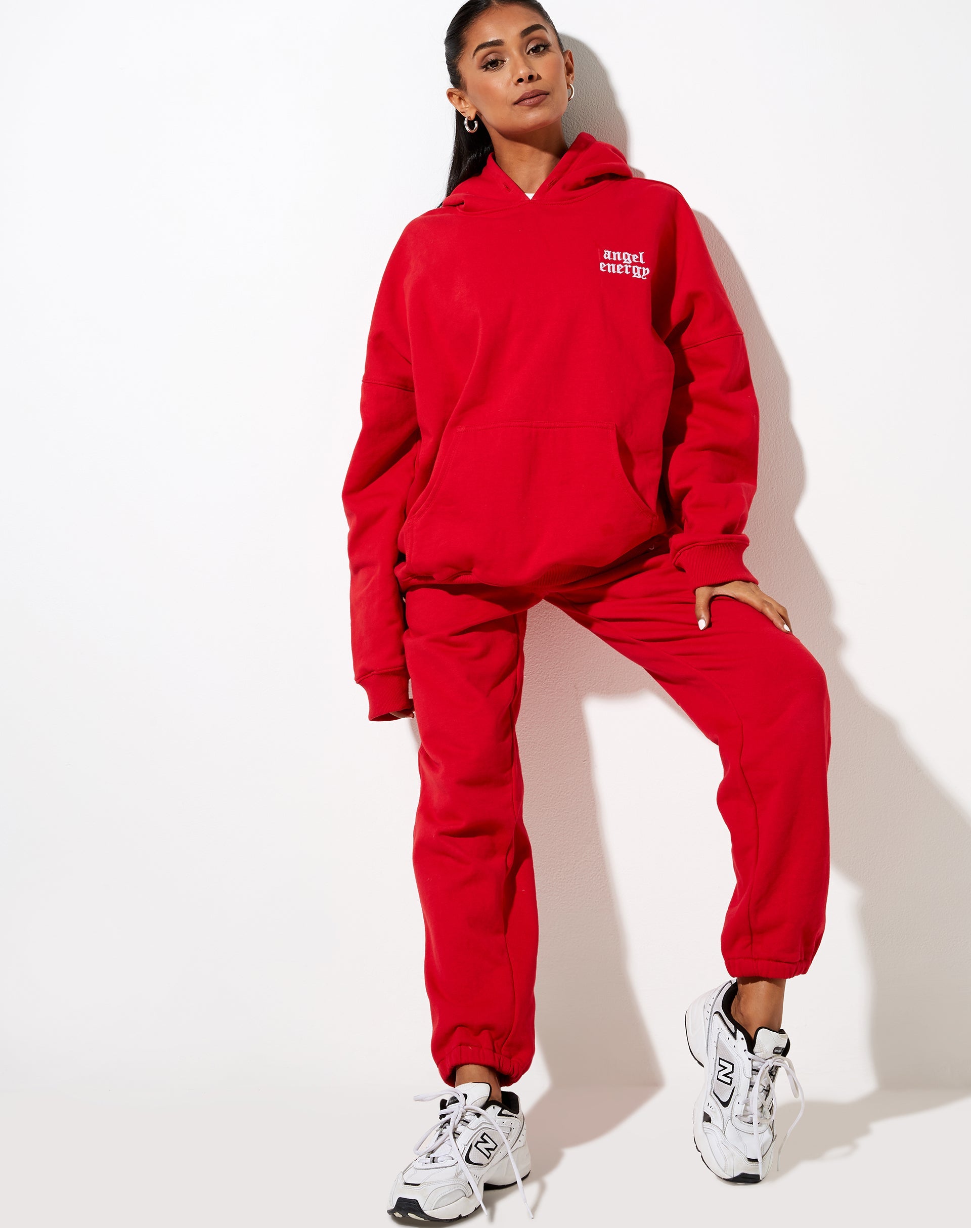 Immagine della felpa con cappuccio oversize di colore rosso corsa con logo Angel Energy