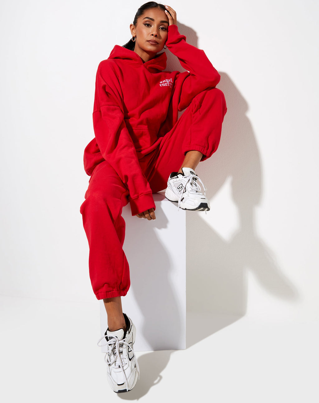 Felpa con cappuccio oversize in rosso corsa con logo 'Angel Energy'.