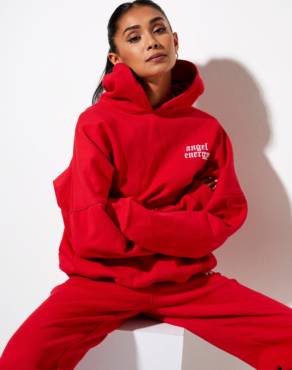 Felpa con cappuccio oversize in rosso corsa con logo 'Angel Energy'.