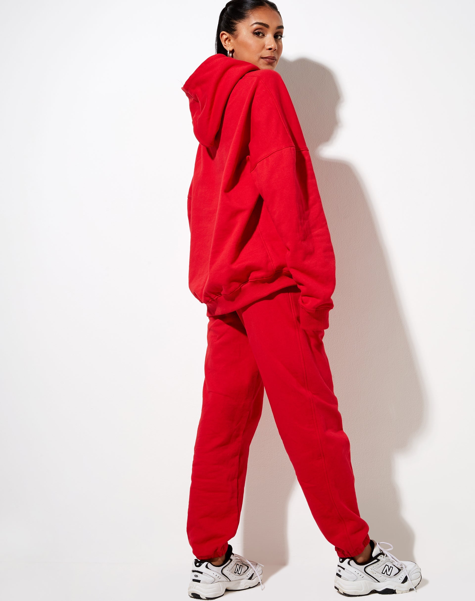Immagine della felpa con cappuccio oversize di colore rosso corsa con logo Angel Energy